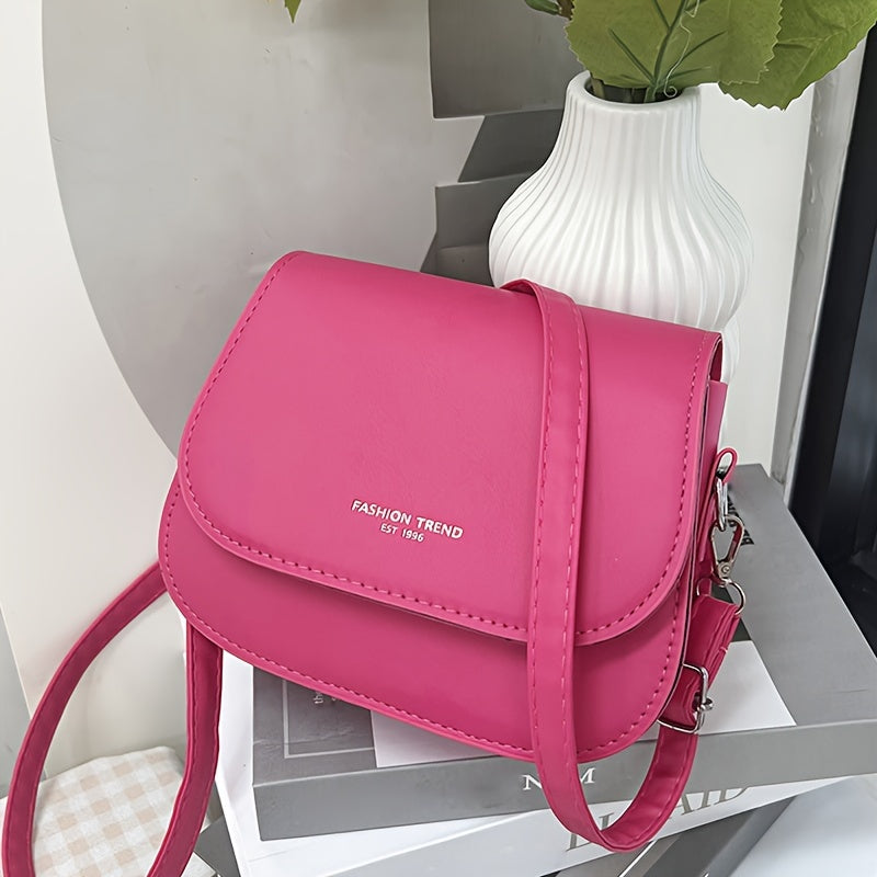 Silliq va zamonaviy ot bag'aji, tasodifiy tuzilishga va minimalist dizaynga ega, yelka ustida yoki diagonaldan taqilishi mumkin.