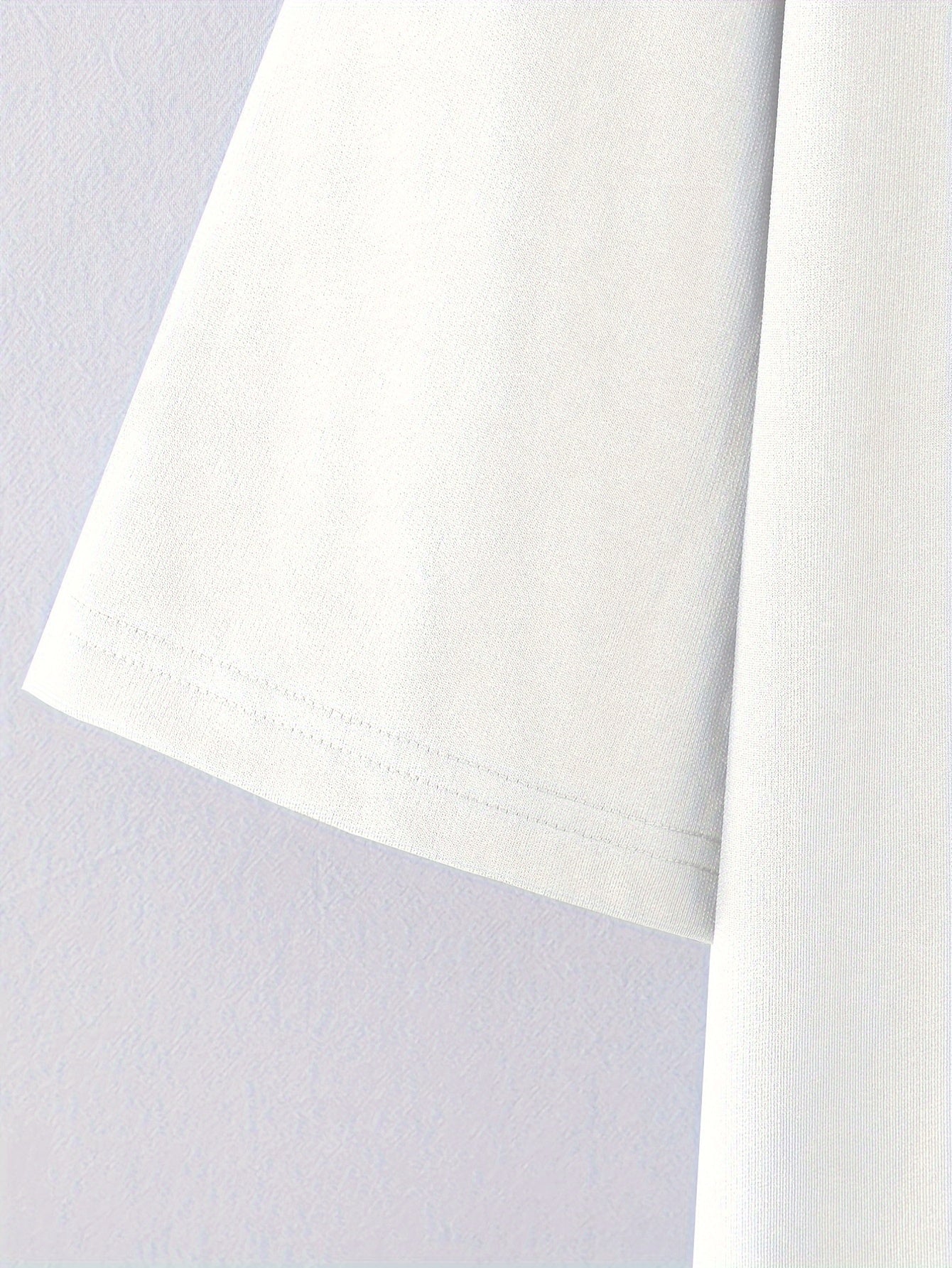 Yozgi tasodifiy kiyim uchun mukammal, atirgul bosma bilan polyester aralashmasidan tayyorlangan erkaklar uchun keng kesimli krujka yoqasi T-ko'ylagi.