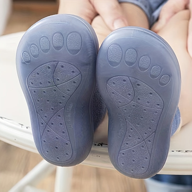 Bola poyabzali yumshoq va qulay birinchi yurishlar uchun, tizzaga qadar bo‘lgan rezina taglik, nuqta bilan to‘ldirilgan mato