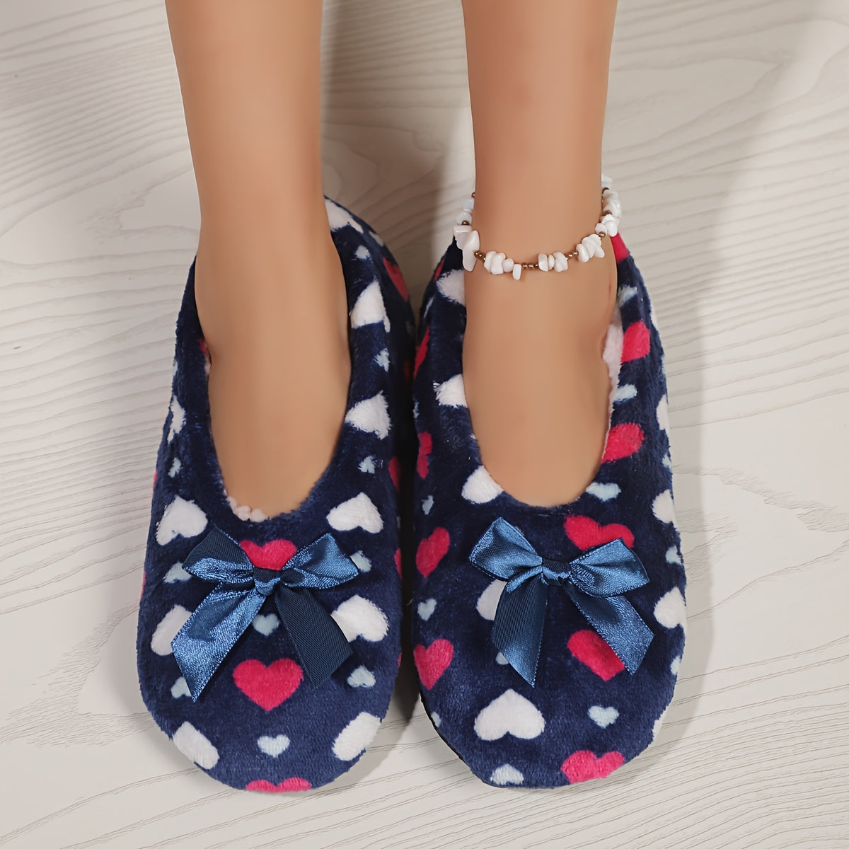 Ayollar uchun ichki maktab poyabzali Yumshoq yurak bosilgan slip-on yostiqlangan qulay poyabzal