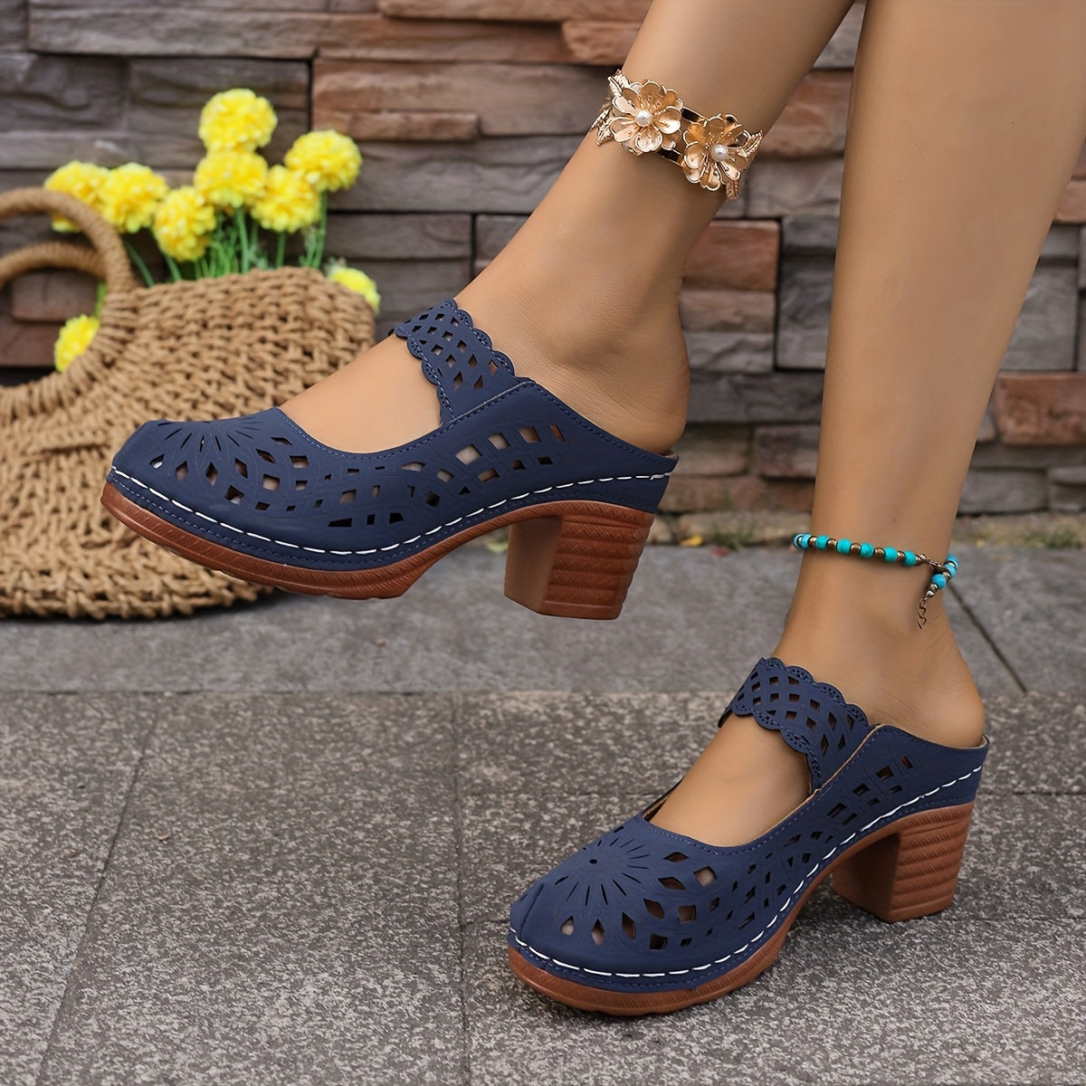 Ayollar uchun katta o'lchamli yopiladigan yuqori poyabzal, bir xil rangli, qulay