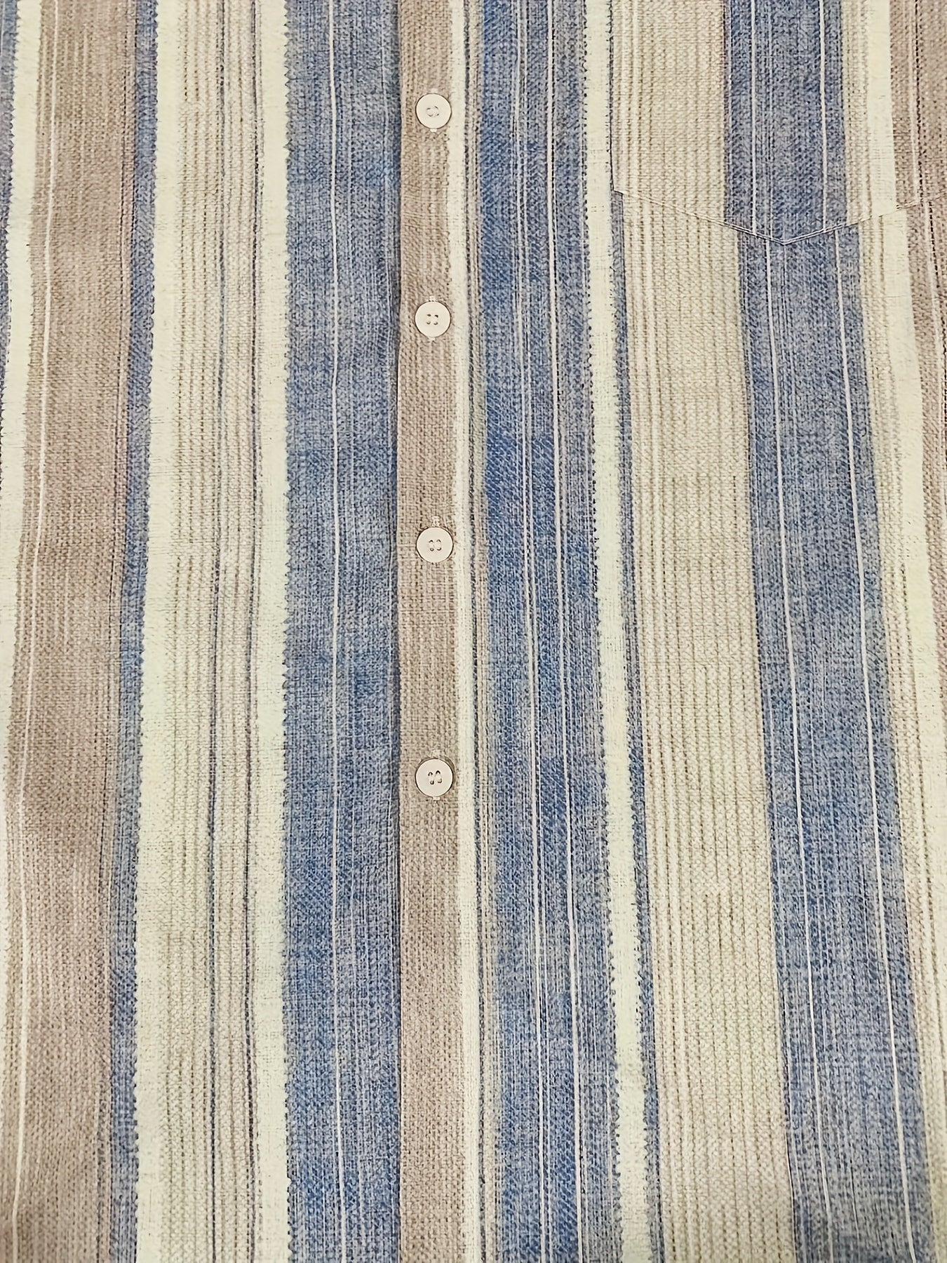 Erkaklar uchun tasodifiy chiziqli qisqa yengli ko'ylak 95% polyester va 5% spandeks aralashmasidan tayyorlangan, yozgi yengil yaka, to'qilgan mato, oddiy kesim va tugma tafsilotlari bilan, va mavjud bo'lgan