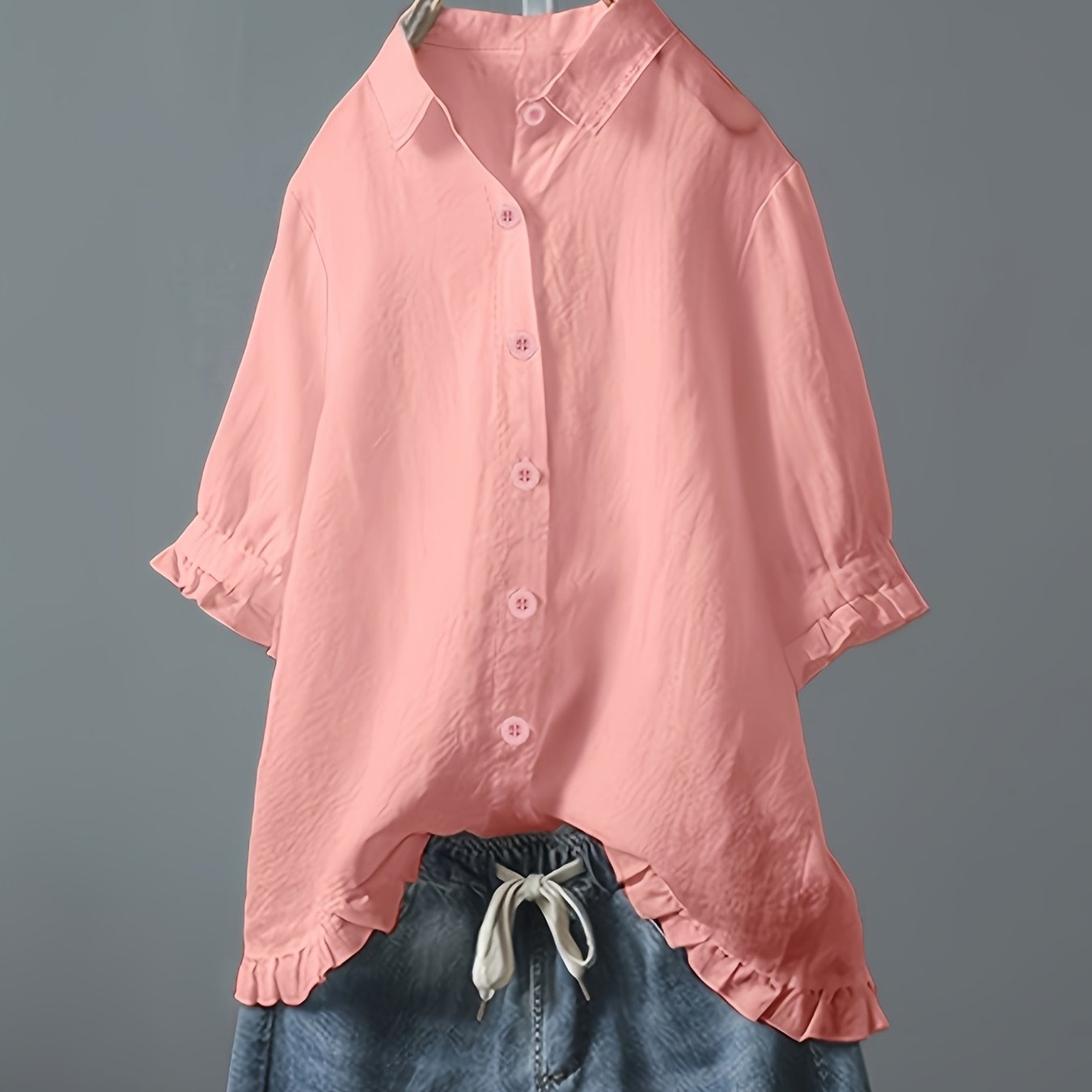 Plus o'lcham ayollar uchun yengil ko'k rangli kundalik ko'ylak, rufflesi bo'lgan qisqa ko'kraklar va cho'ntaklar