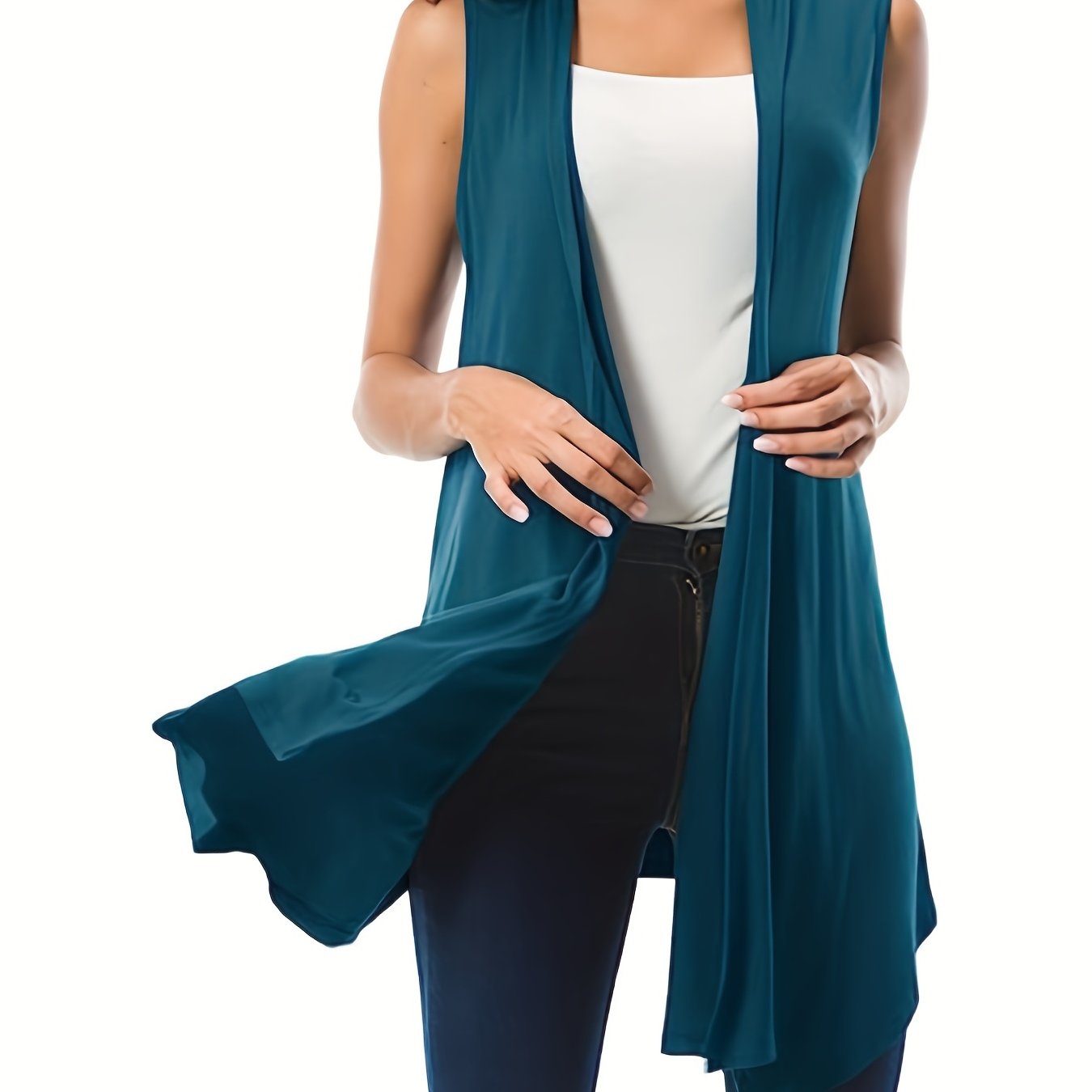 Ayollar uchun ochiq old qismi va asimmetrik qirralari bo'lgan plussayzli yengsiz yopqichlar.