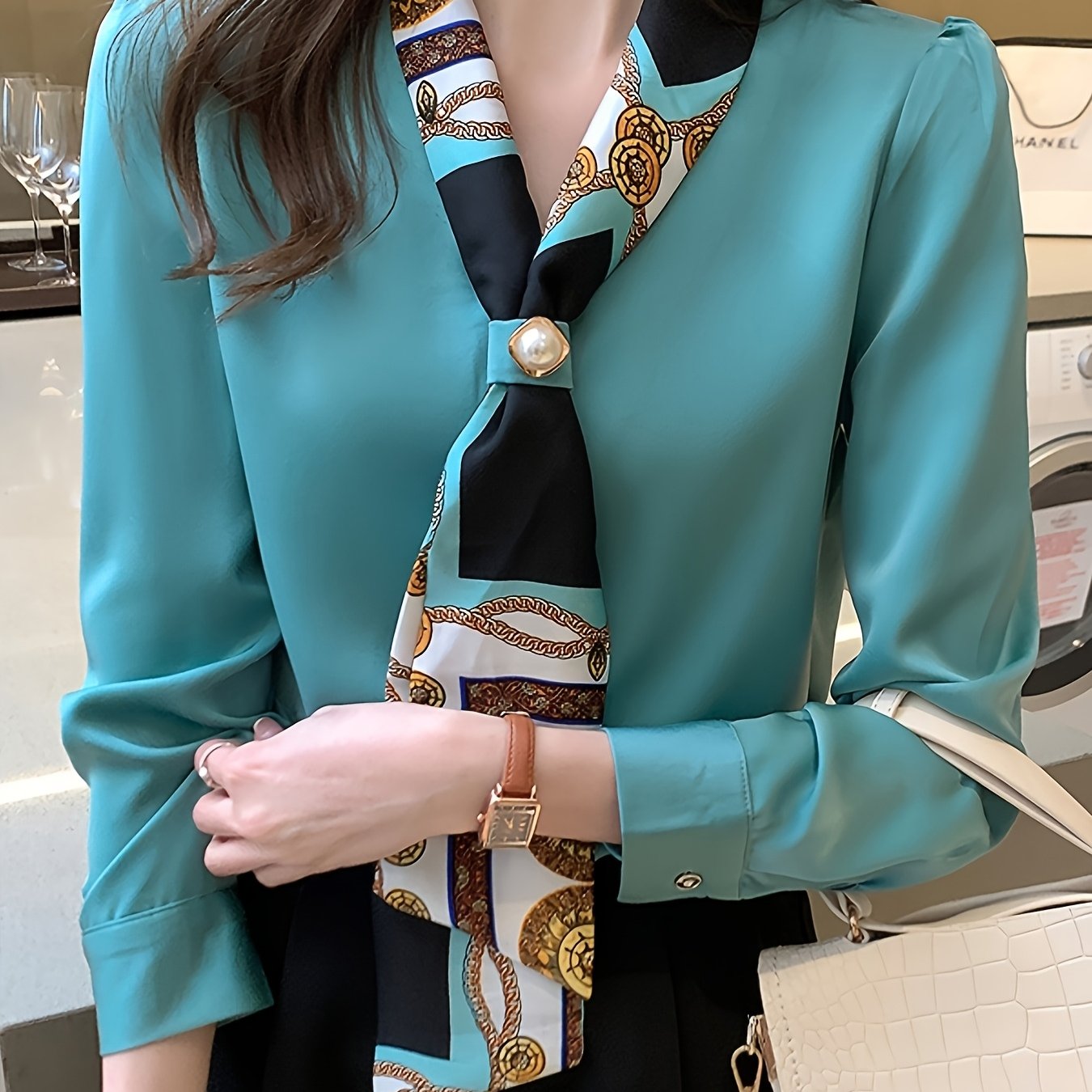 Blusa de poliéster para mujer con escote en V, patrón estampado y adornos de botones