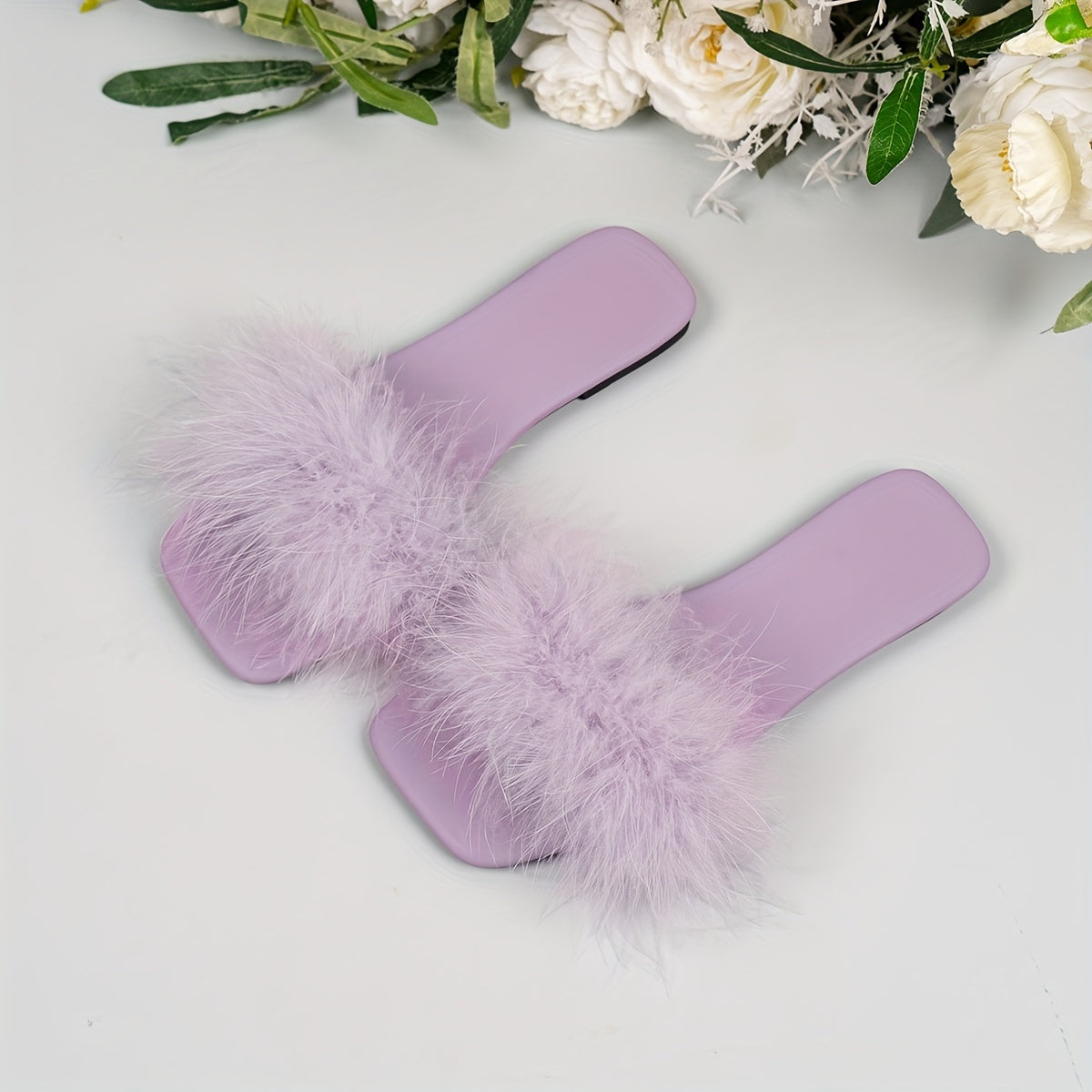 Yoz uchun mukammal, kvadrat ochiq barmoq bilan ayollarning nafis yumshoq toshli tekis oyoq kiyimlari.