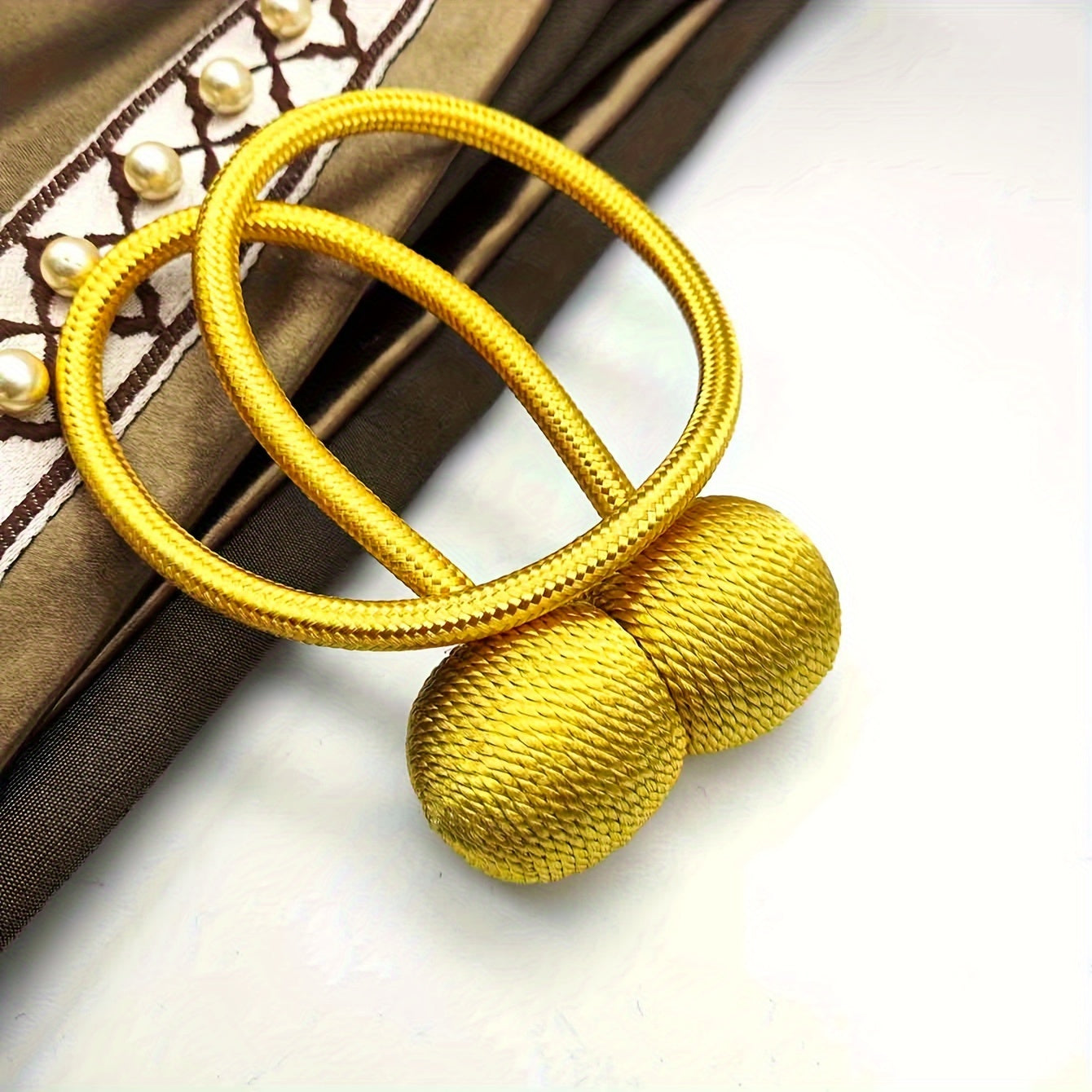 Получите 2 штуки креативных держателей для штор с магнитными пряжками для современного и простого крепления штор. Эти держатели для штор без пробивания идеально подходят для добавления стиля в вашу спальню, гостиную или любое другое место в вашем доме.