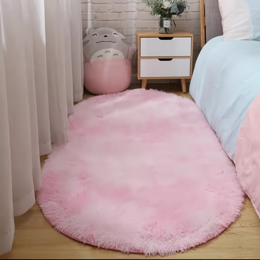 Oval yotoq uchun bir parcha gilam, yashash xonasi divani uchun old qoplama, kofe stoli uchun pol matosi va oddiy fermada uy bezaklari bilan to'ldirilgan yumshoq xona. Bu estetik xona san'at materiallari bilan ham bezatilgan.