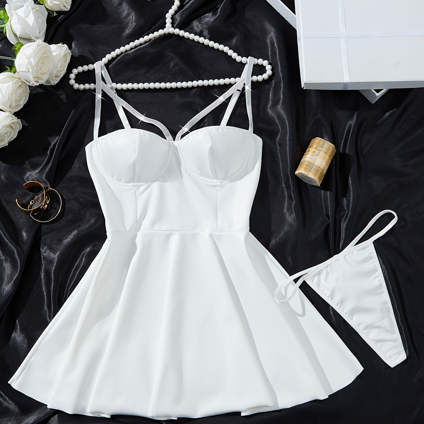 Комплект из красного боди и трусиков, изготовленный из трикотажной ткани, состоящей на 95% из полиэстера и на 5% из эластана, с открытой спиной для взрослых.