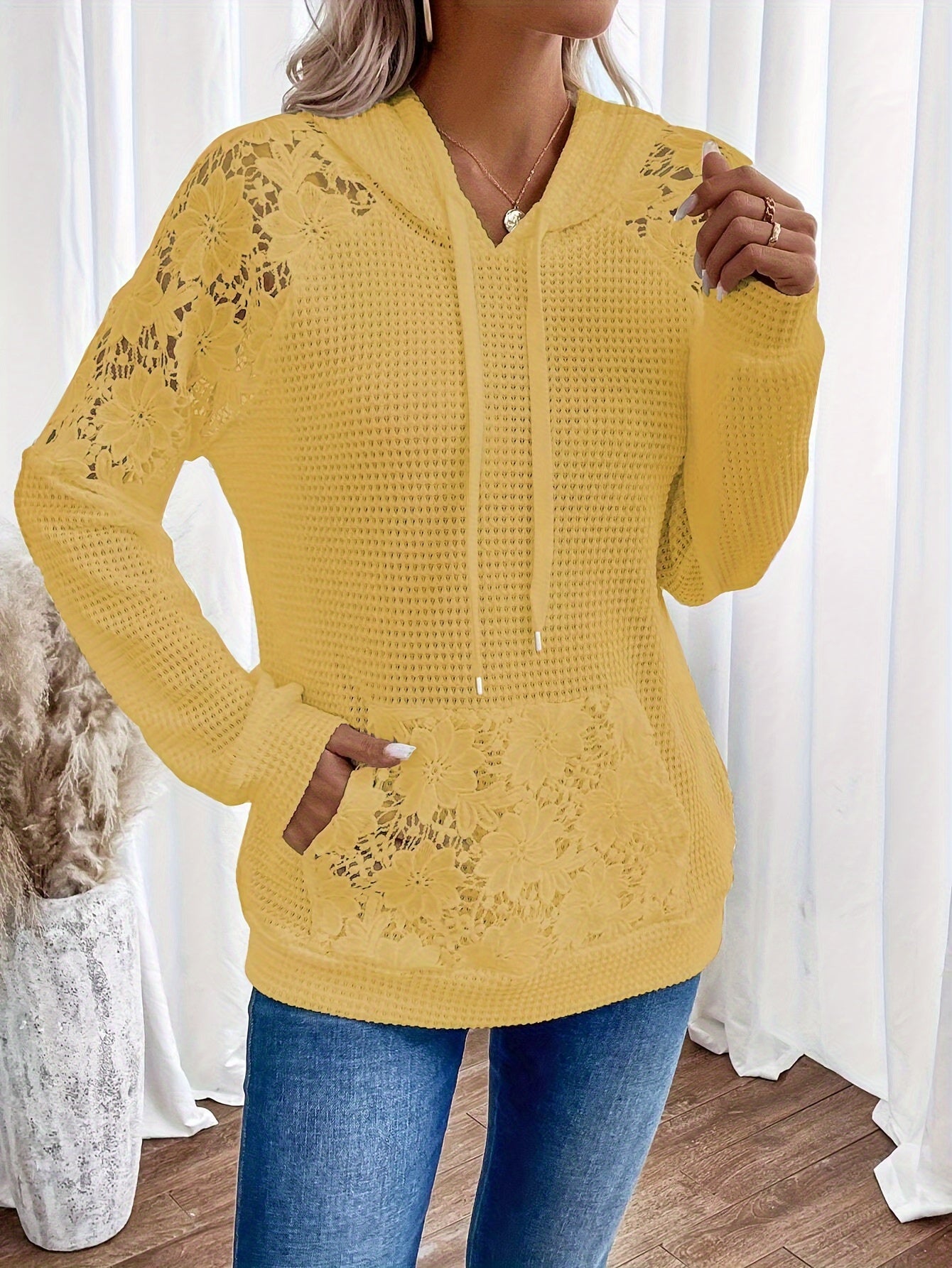 Тёплый свитшот для женщин больших размеров с кружевной вставкой и лоскутным дизайном