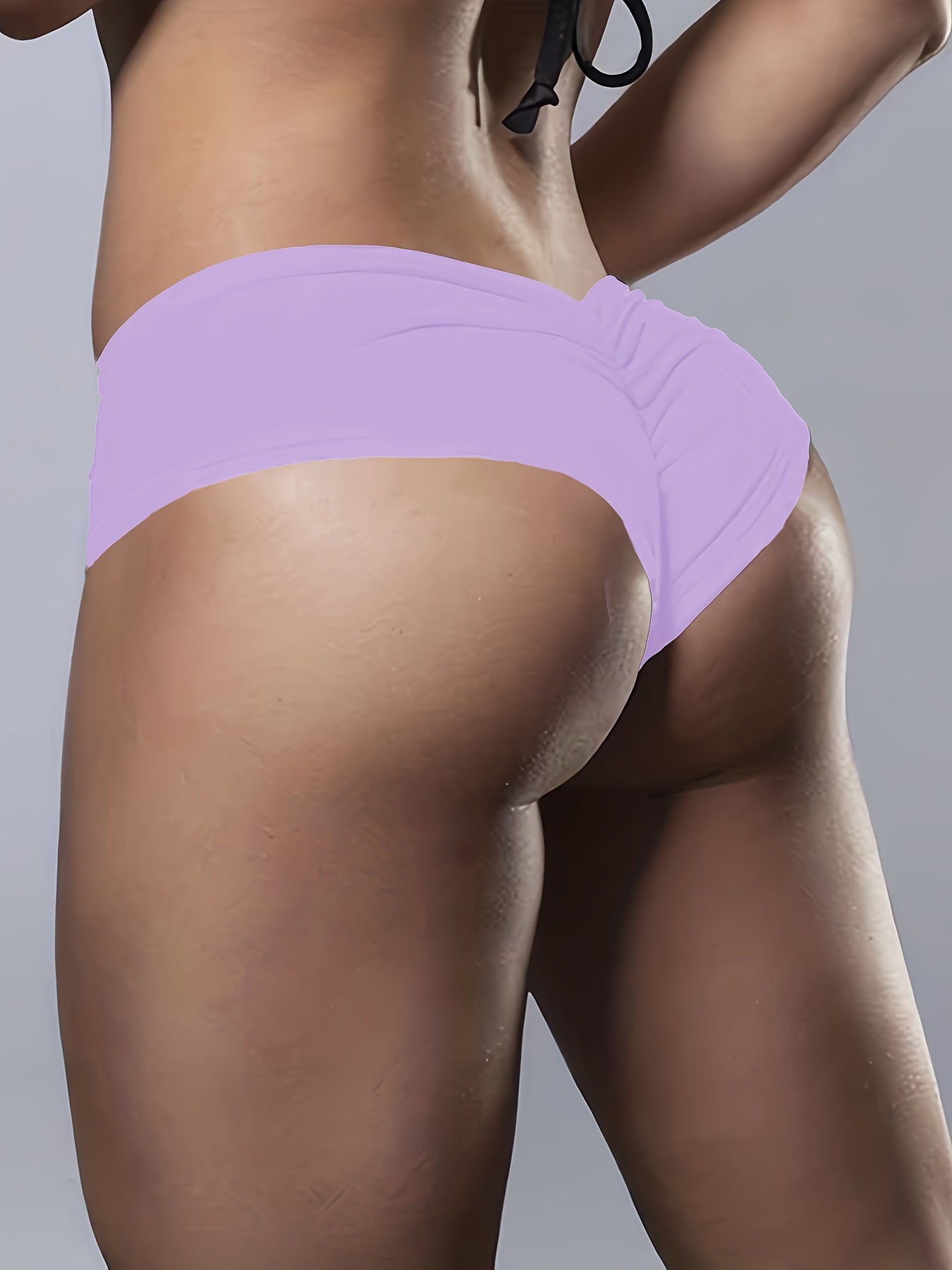 Yumshoq rangli yuqori cho'ziluvchan bikini pastki qismi, to'plangan, jozibali yuqori kesim uslubi.
