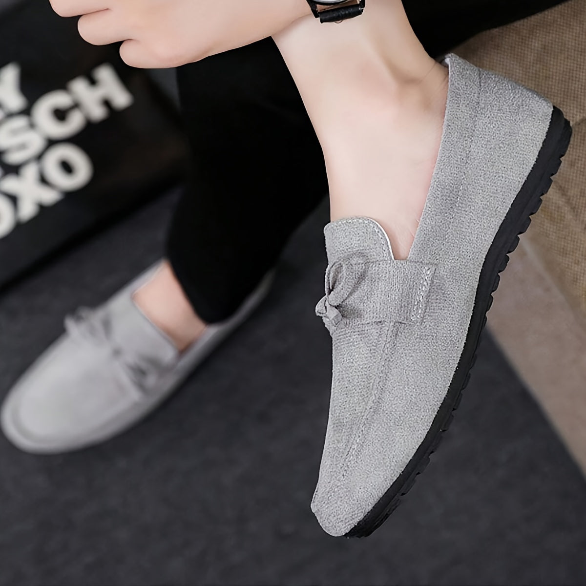 Erkaklar uchun bir xil rangdagi, sirpanmaydigan kauchuk taglikka ega slip-on loferlar. Banket, ofis va to'ylar uchun mos.