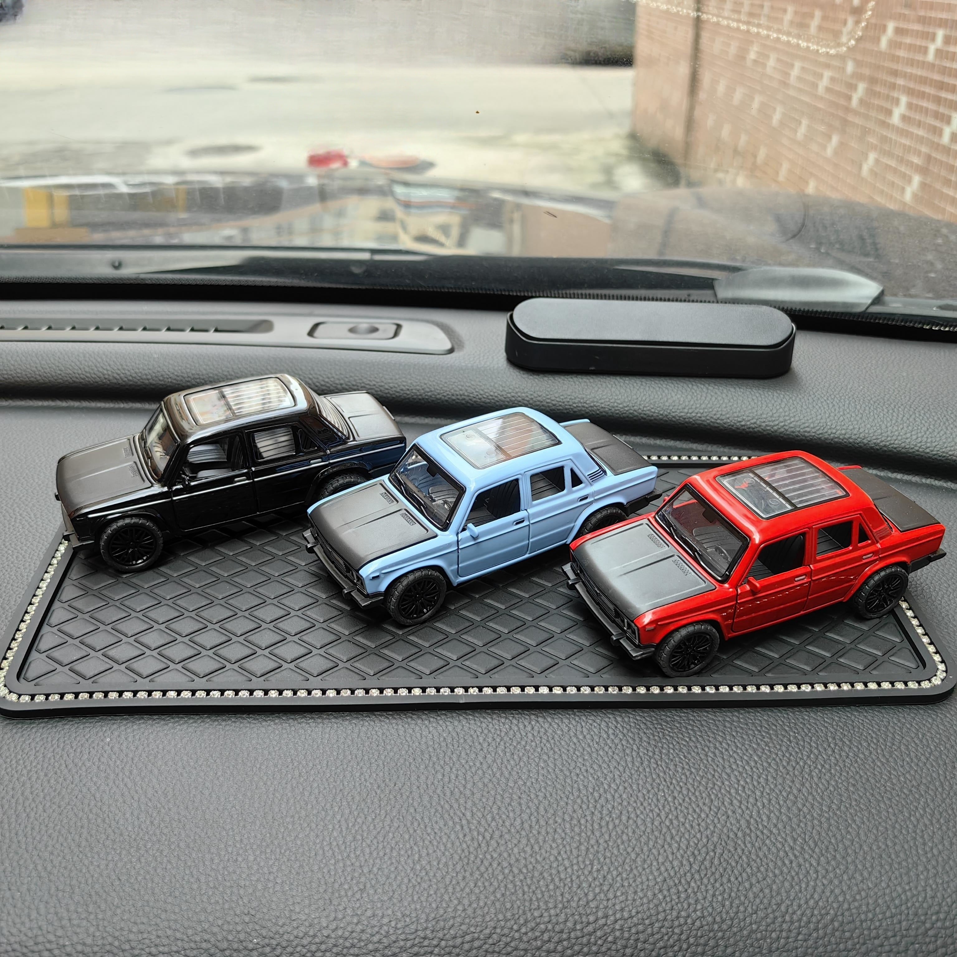 Dekoratsiya yoki sovg‘a uchun uchta ochiq eshikli 1/36 o‘lchamdagi retro sedan alloy avtomobil modeli