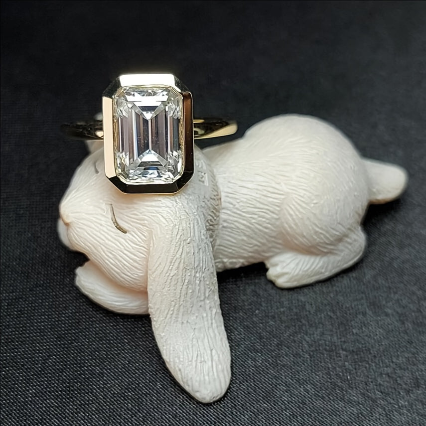 Vintage uslubidagi Emerald-Cut kubik zirkoniya uzuk, 1CT, 2CT yoki 3CT variantlari bilan, S925 kumush va oltin qoplama bilan tayyorlangan, to'rtburchakli sakkizburchakli dizayni bilan, og'irligi 2.5g, uzun va to'rtburchak shaklida.
