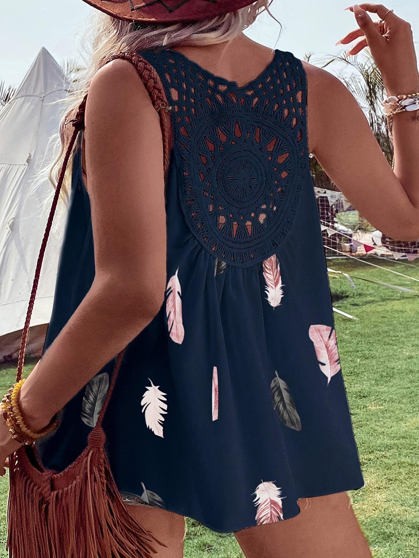 Топ без рукавов с V-образным вырезом, темно-синий с цветочным принтом большого размера, с кружевными вырезами для повседневной летней носки