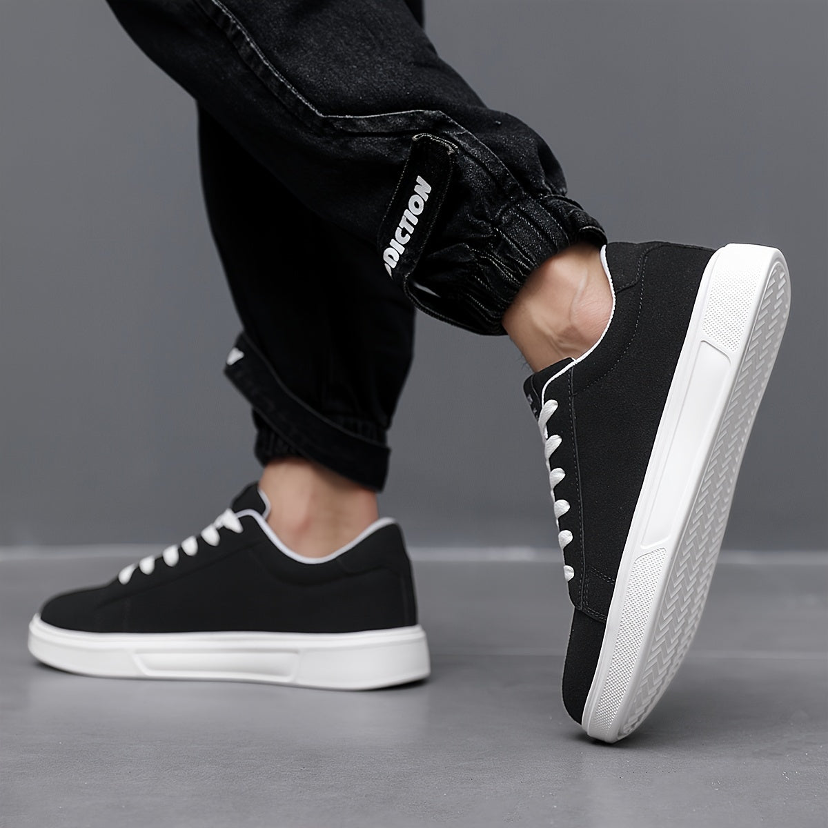 Men's Low Top Lace Up Skate Shoes Non Slip Durable Casual Sneakers for Outdoor Activities