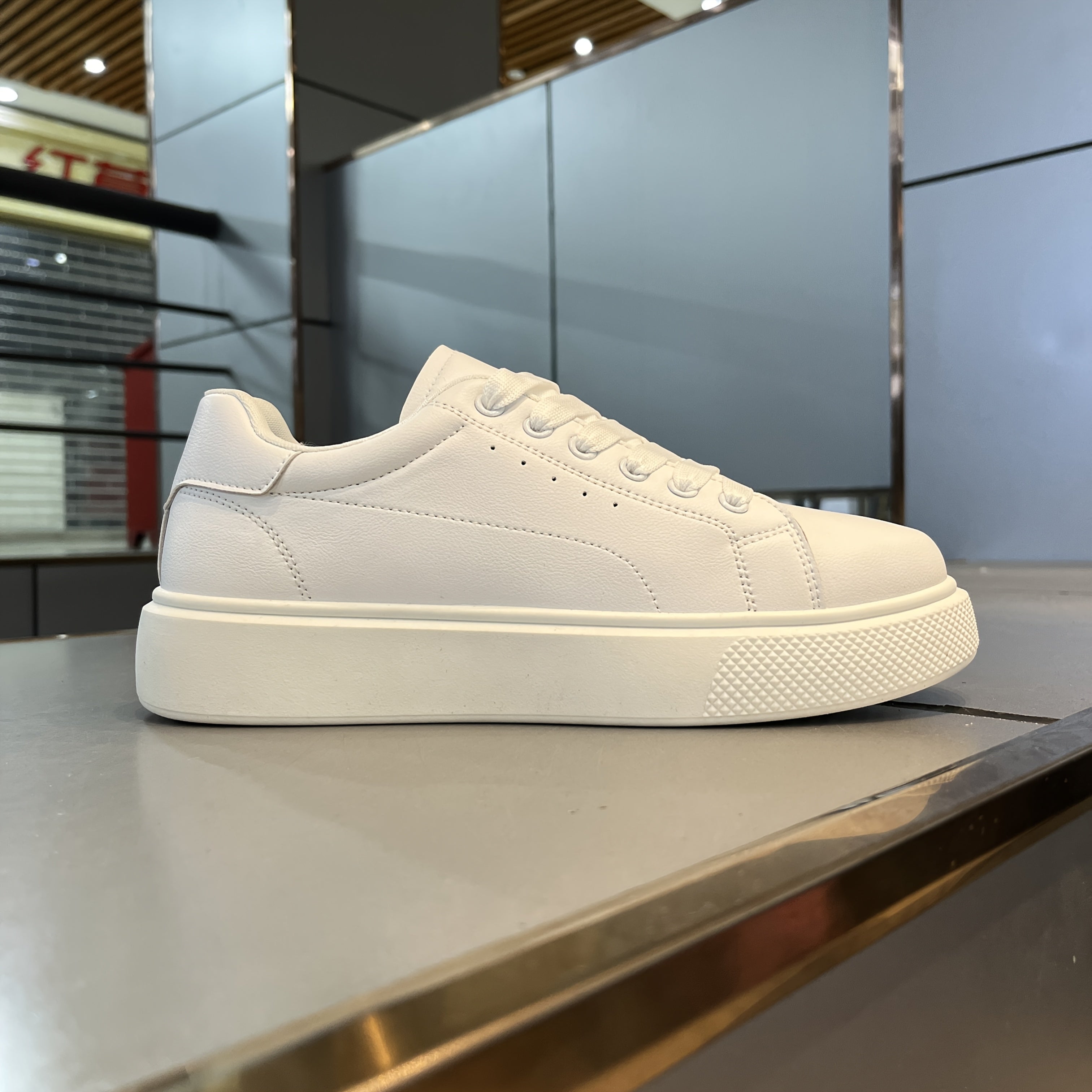 Мужские кроссовки-скейт с однотонной шнуровкой и нескользящей подошвой из ПВХ для прогулок в любое время года