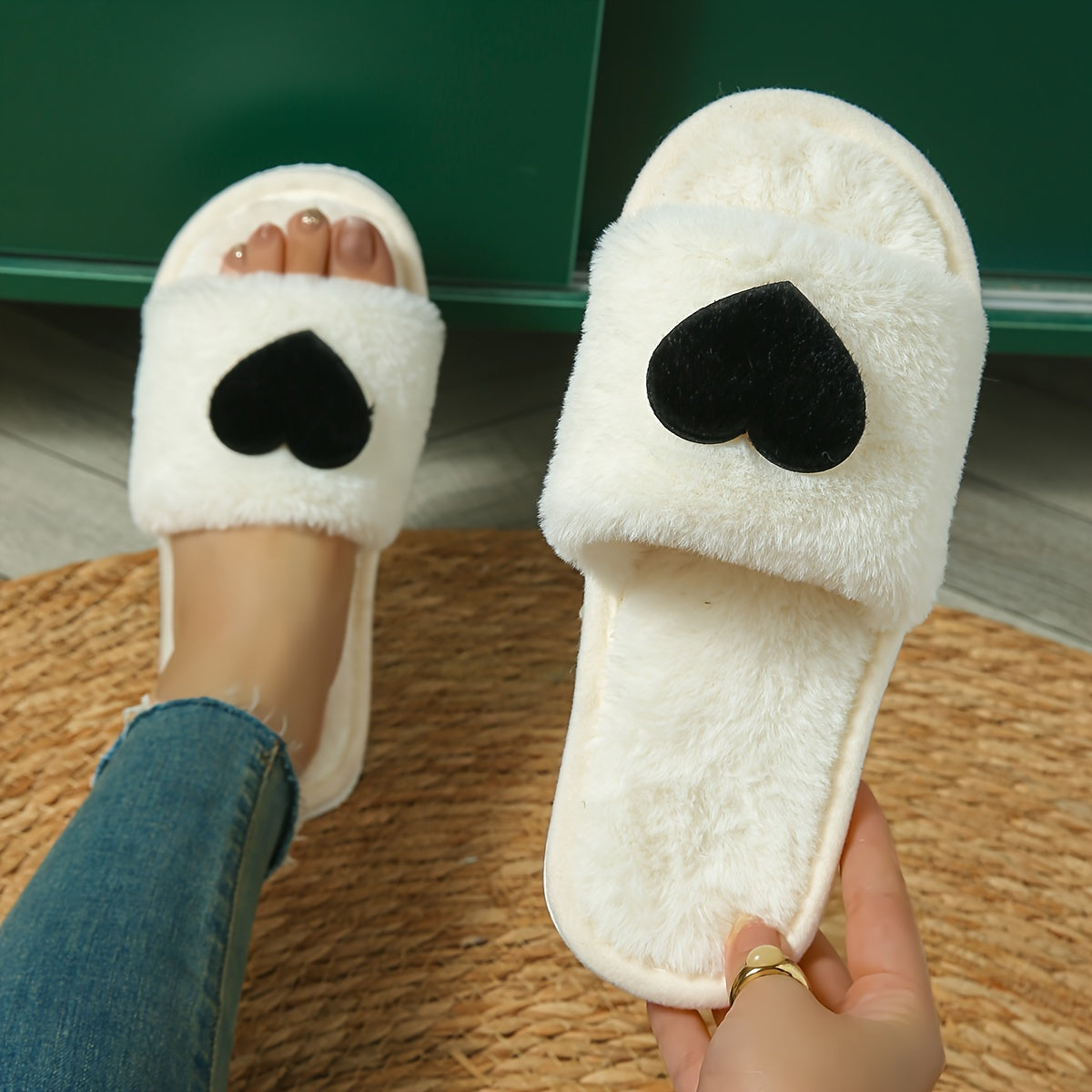 Women's Fleece-Lined Winter Slippers Non-Slip EVA Sole Heart Pattern Indoor House Shoes Black Pink