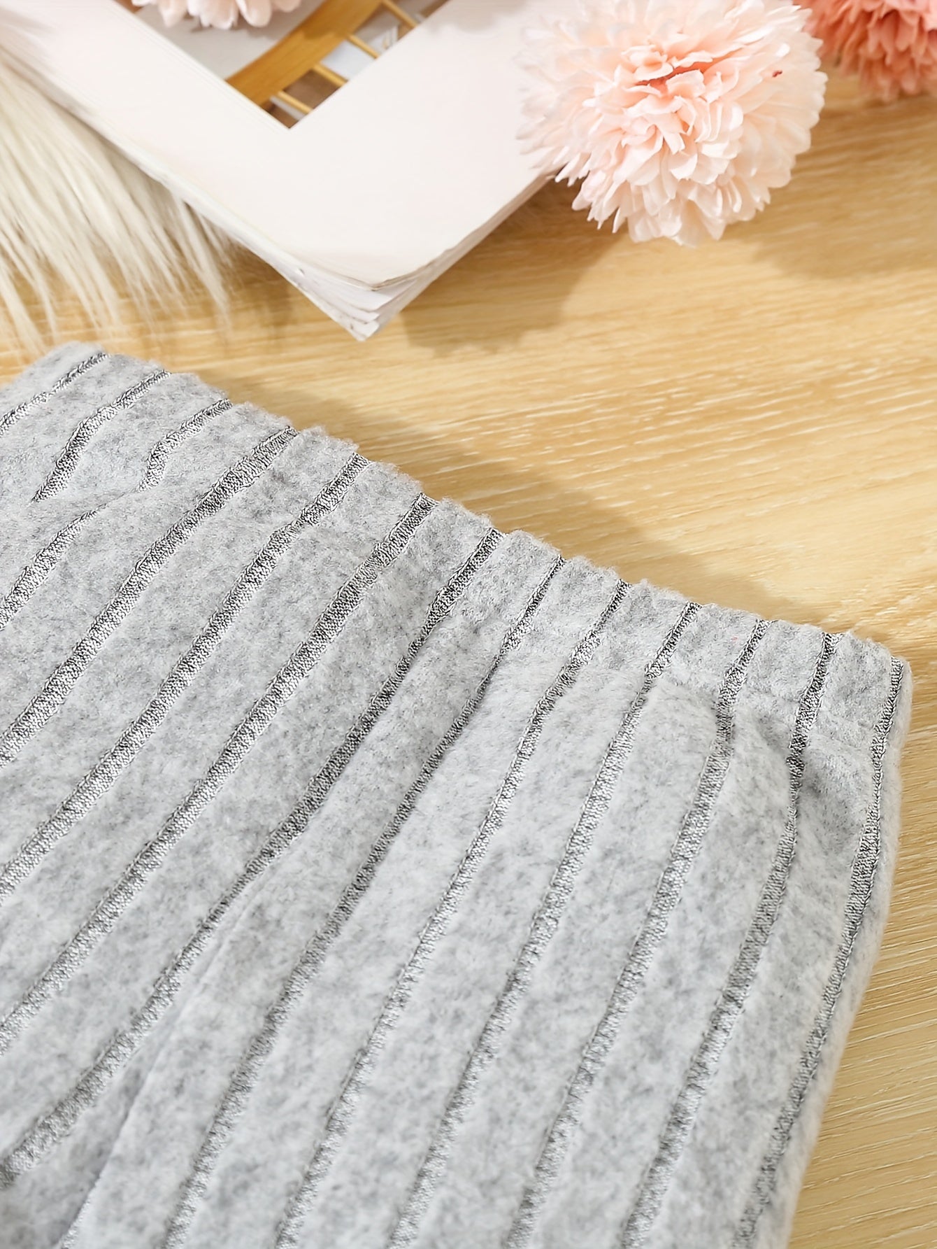 Qizlar uchun tashqi kiyim uchun to'qilgan kamonli bluzka va shimlardan iborat zamonaviy kiyim to'plami