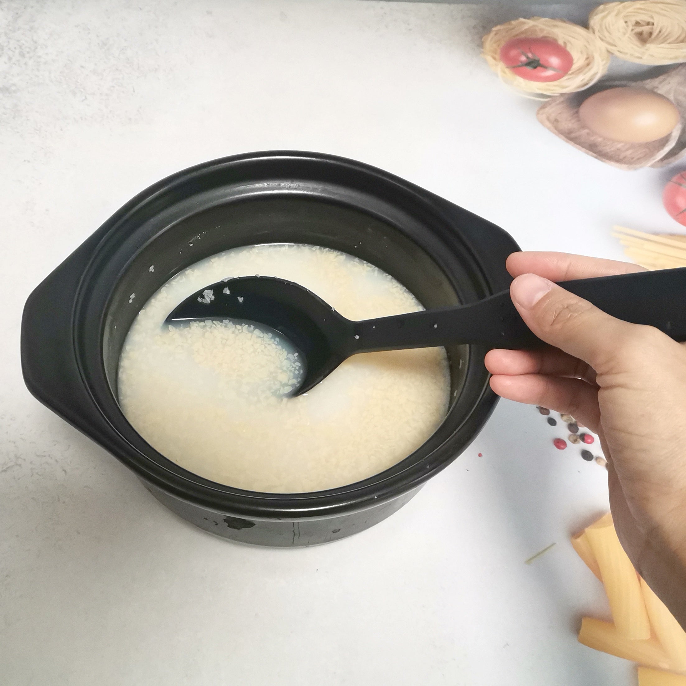 1 большая нейлоновая ложка для сервировки с нескользящей ручкой и отверстием для подвешивания для легкого хранения, идеальный кухонный инструмент.