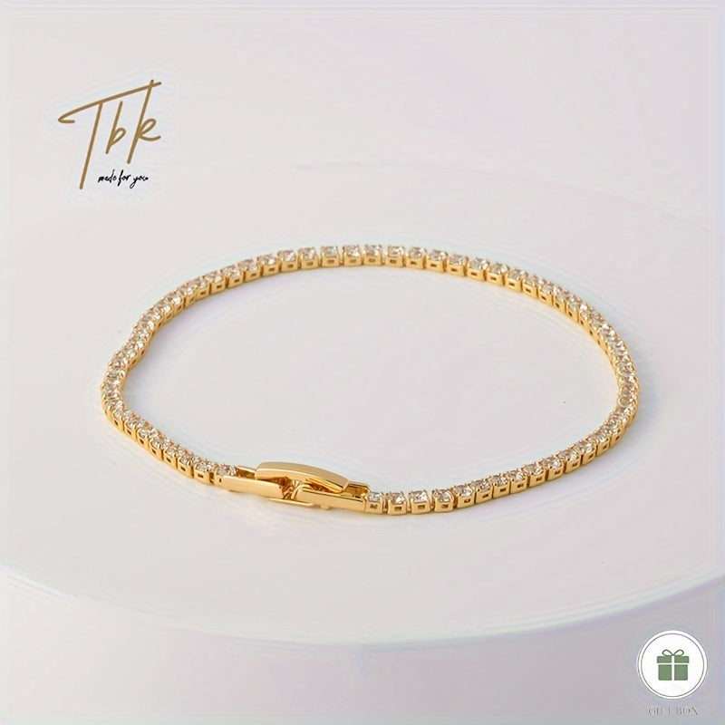 Bu porloq titan po'latidan yasalgan, zirconiy bilan bezatilgan tennis bilaguzuk bilan muzlatib oling, qo'shimcha hashamat uchun sovg'a qutisida taqdim etilgan.