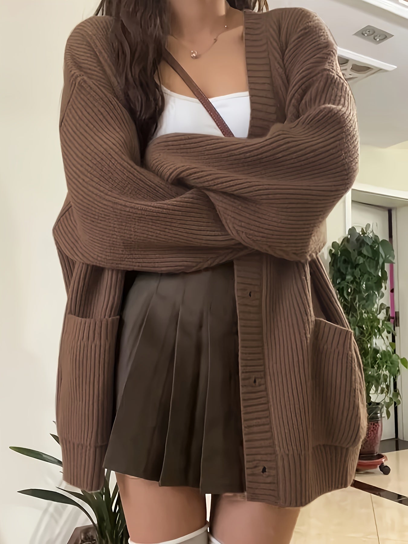 Ayollar uchun tasodifiy V-yuvalangan sviter, kuz va qish uchun mukammal.