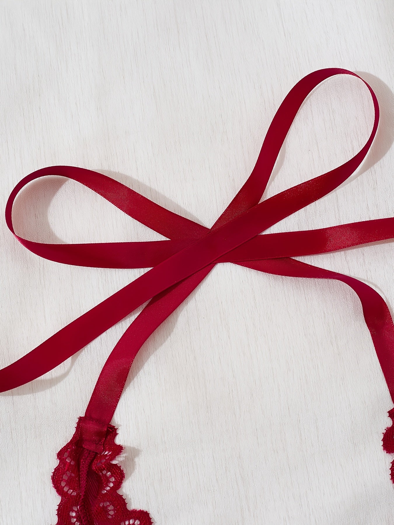 Ayollar uchun katta tikanli tarmoqli halter bo'yinli ochiq qovurg'a pizhama