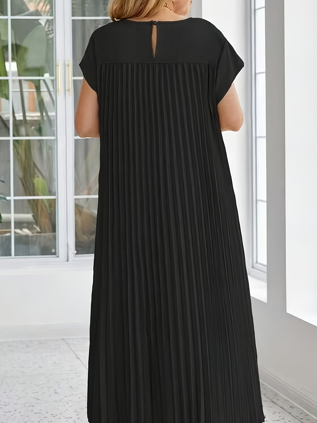 Women's Black Pleated Midi Dress with Short Sleeves and Round Neck