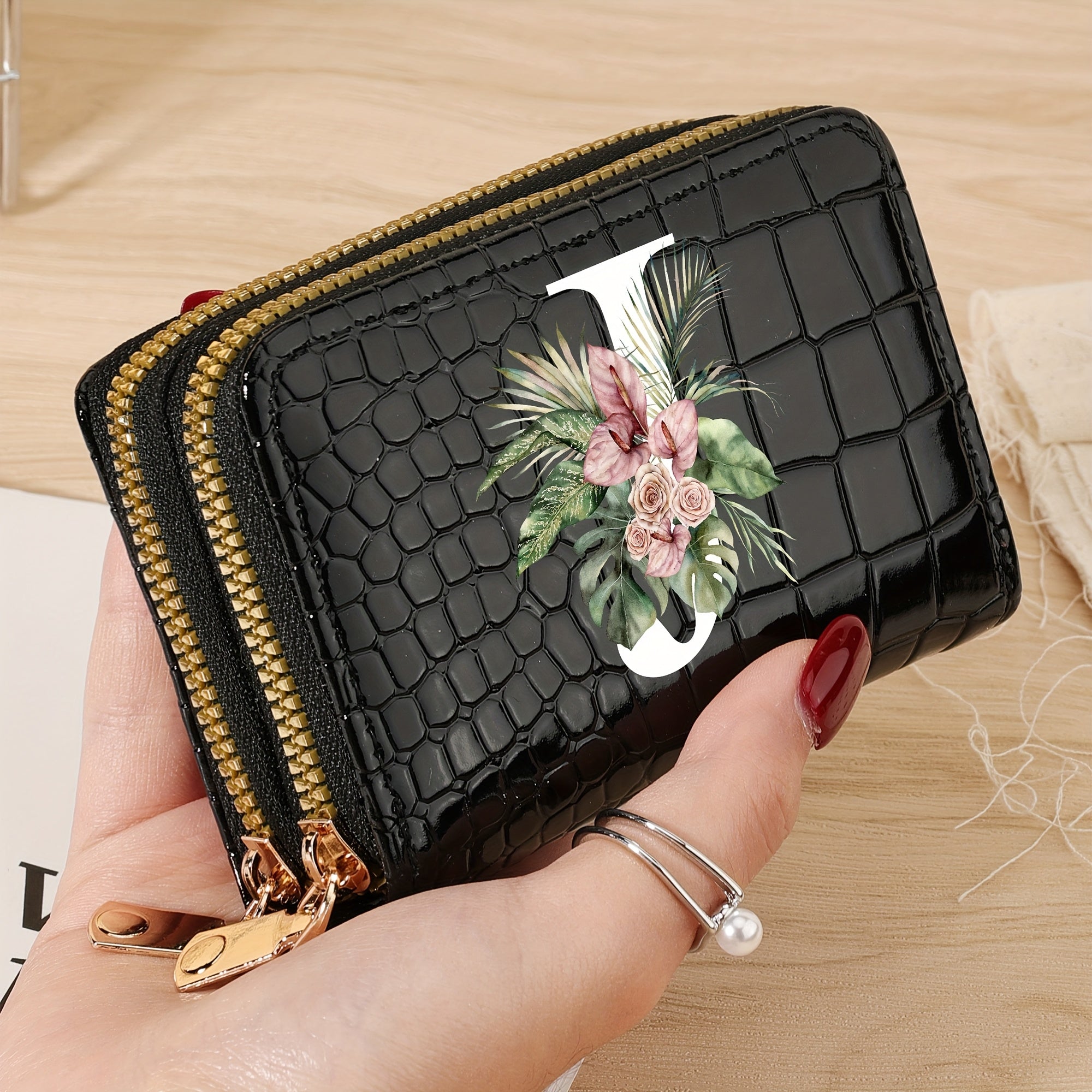 Cartera para tarjetas de crédito para mujer con estampado floral de letras, negro y blanco, gran capacidad, con cremallera y textura de cocodrilo en PU
