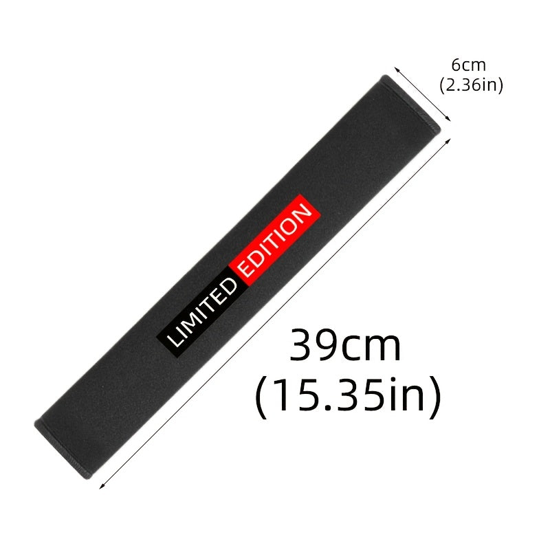 Cheklangan nashr avtomobil xavfsizlik kamarini qoplash uchun yumshoq flis yostiqcha, 38.99 sm cho'zilgan uzunlik, ishqalanishga qarshi, bir nechta avtomobil brendlariga mos keladi. Qora va qizil matn bilan. Zamonaviy va qulay xavfsizlik kamari.