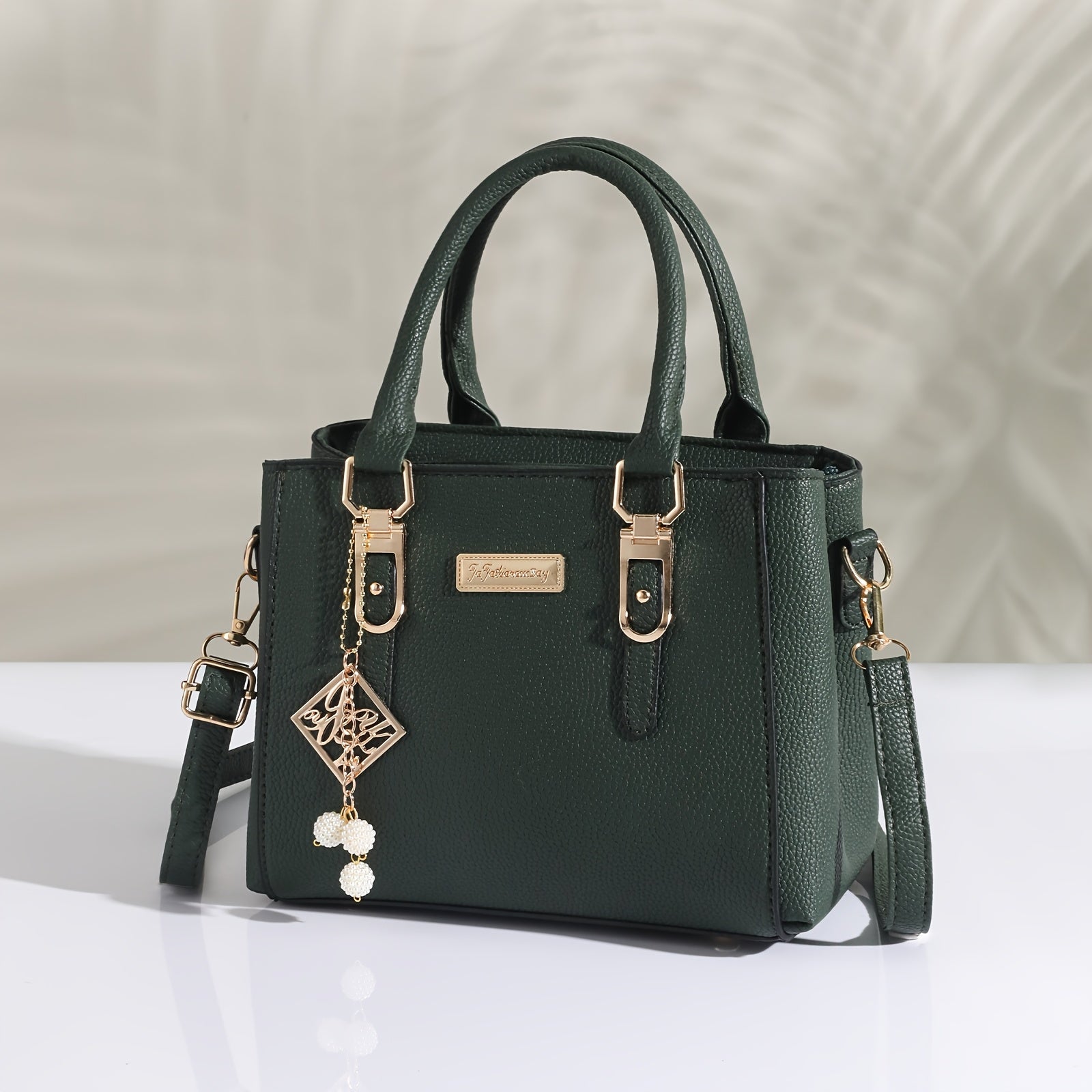 Katta qora to'plam, sozlanadigan yelka tasmasi bilan, minimalist dizayn, kundalik foydalanish yoki 14-fevral sovg'asi sifatida ideal.