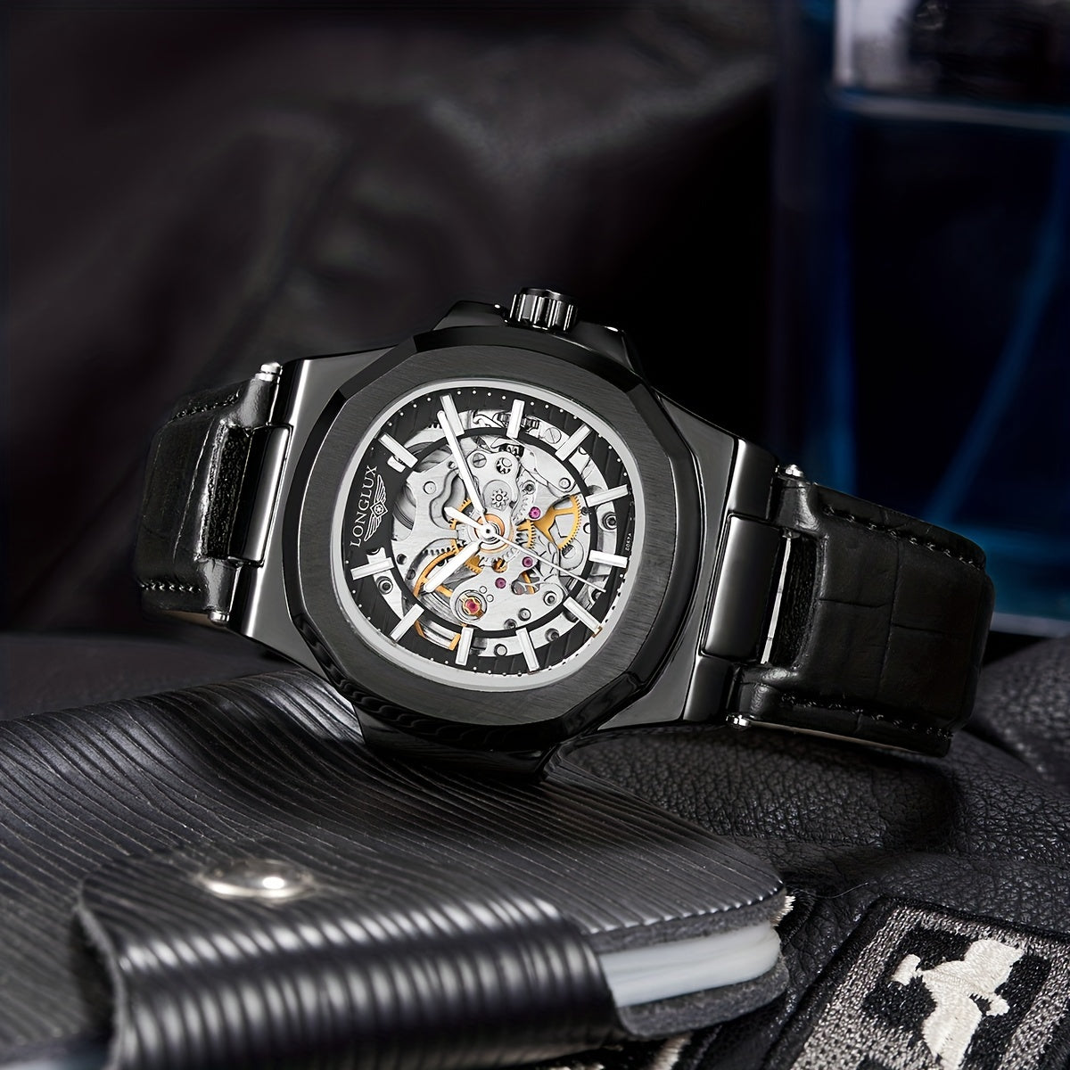 Model #8057P 4.1 sm barrel shaklidagi sun'iy charm bilaguzuk, kvadrat dial, ish va norasmiy kiyim uchun mos keladigan suv o'tkazmaydigan mexanik dizayn bilan ajralib turadi. Shuningdek, u mineral shisha yuzani o'z ichiga oladi.