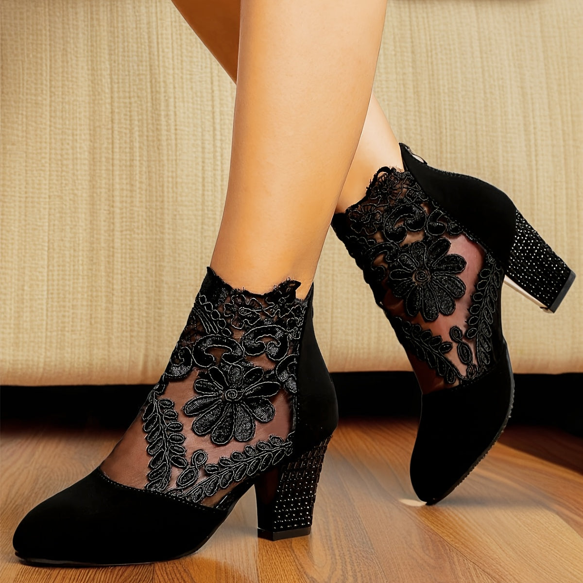 Ayollar uchun qora toʻqilgan qoqil va tikanli poyabzal, gul naqshli tikuv va tarmoq panellar bilan