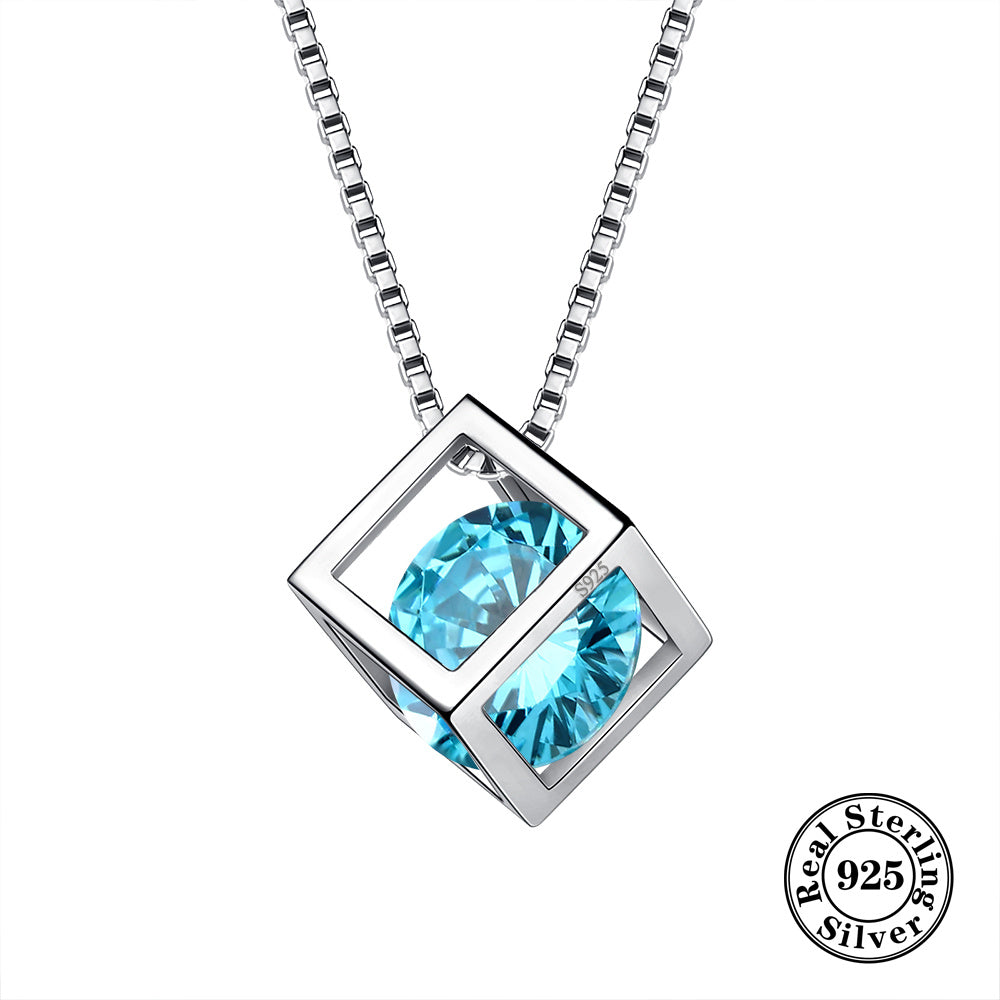 Ожерелье, изготовленное из 925-й стерлинговой серебра с 3D кубическим кристаллом в качестве подвески и акцентами из кубического циркония. Идеально подходит для женщин, это украшение излучает элегантность и стиль в потрясающем серебристом оттенке.