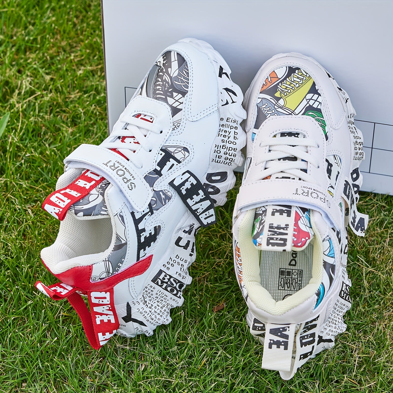 WZRUISEN Yoshlar uchun Atletik Krossovkalar - Oq va Qizil Multfilm Dizayni, Pastki Qismdagi Tasodifiy Poyabzal, Qulflanish uchun Qulflovchi, Har Mavsumda Quvnoq, Chiroyli Poyabzal