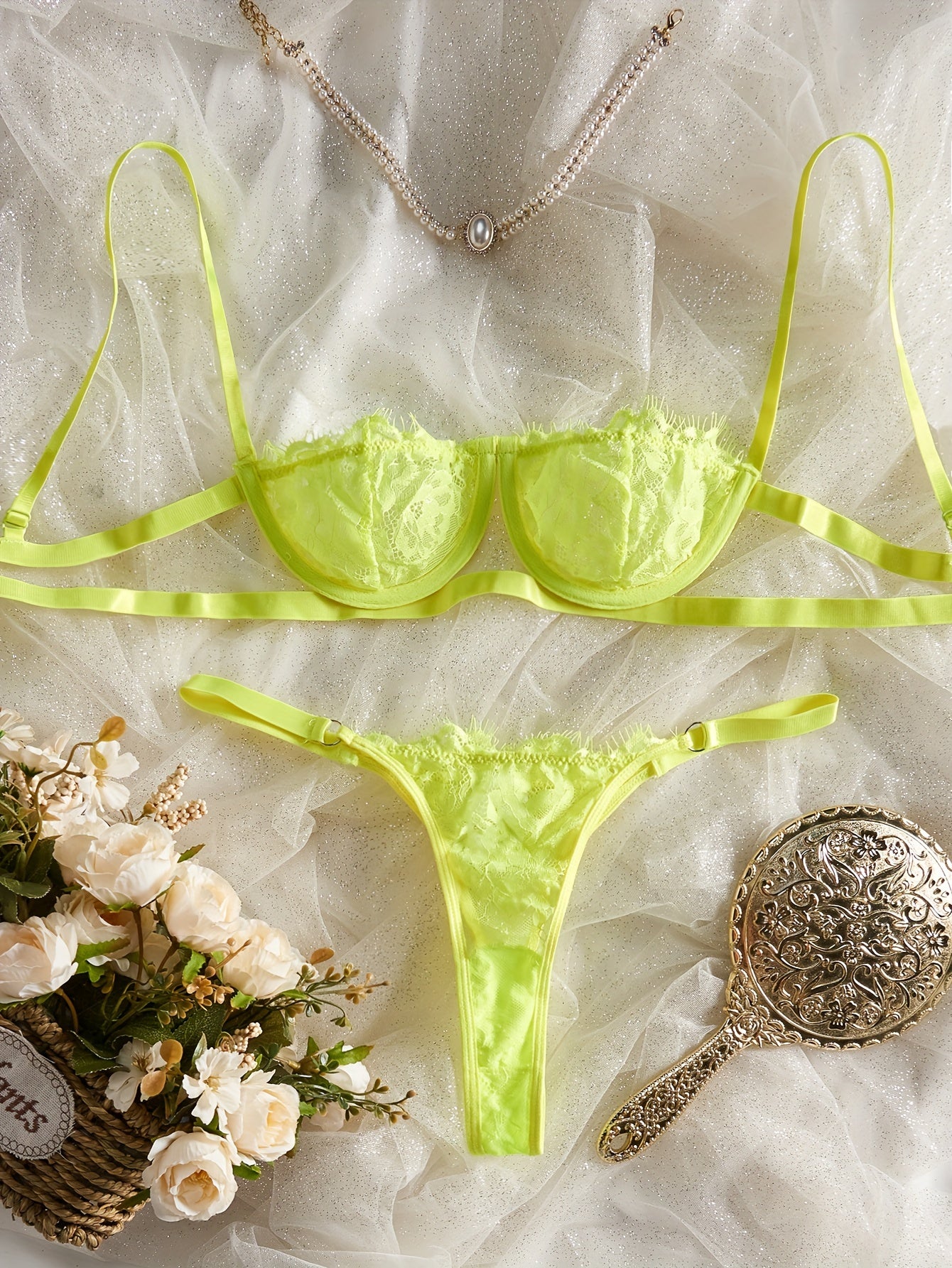 Kesilgan push-up brassiy va halqa bog'langan thong bilan sexy dantel ichki kiyim to'plami.