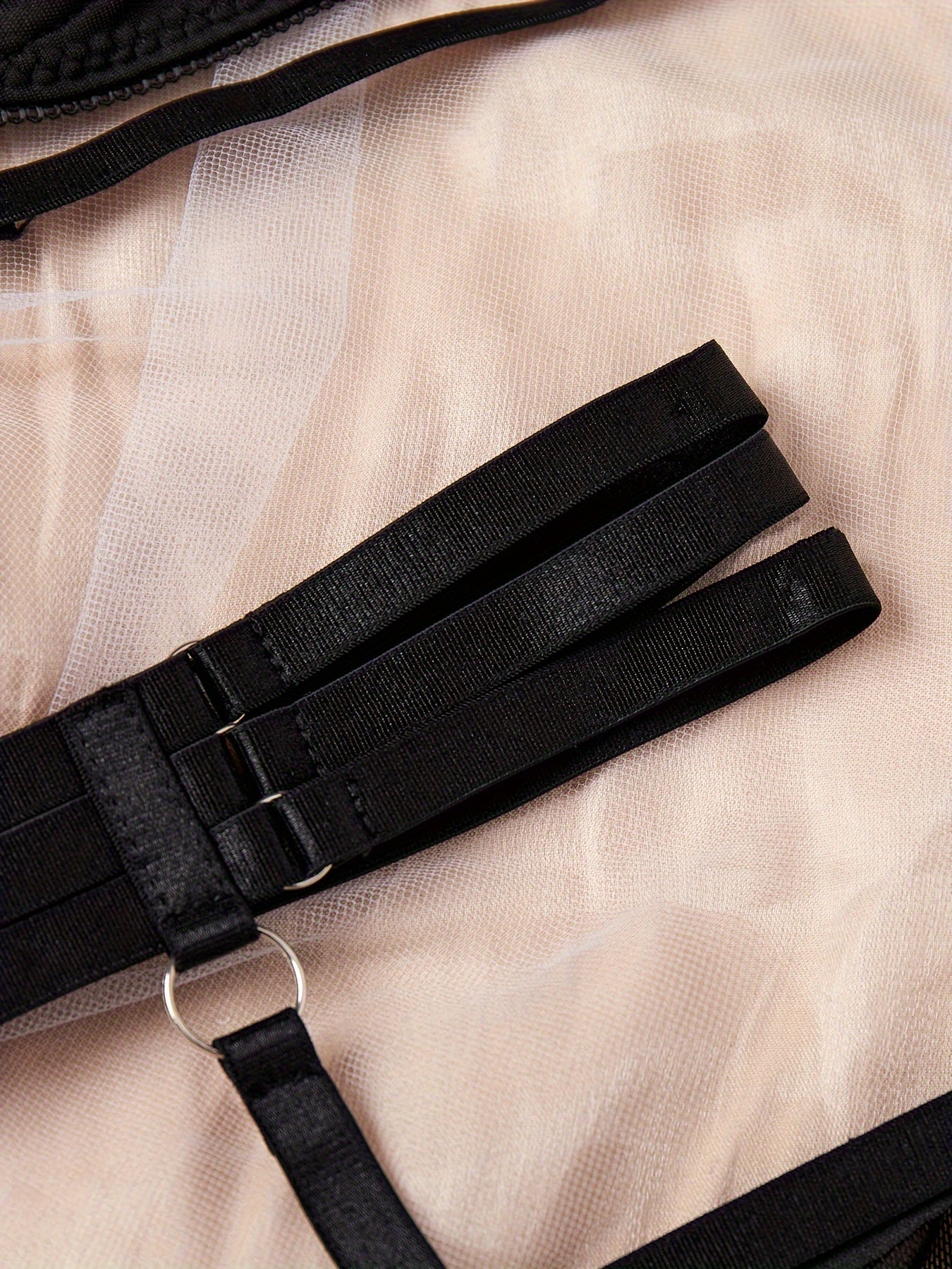 Conjunto de lencería para mujer con sujetador de tirantes semi-translúcidos, tanga, liga y anillos para piernas