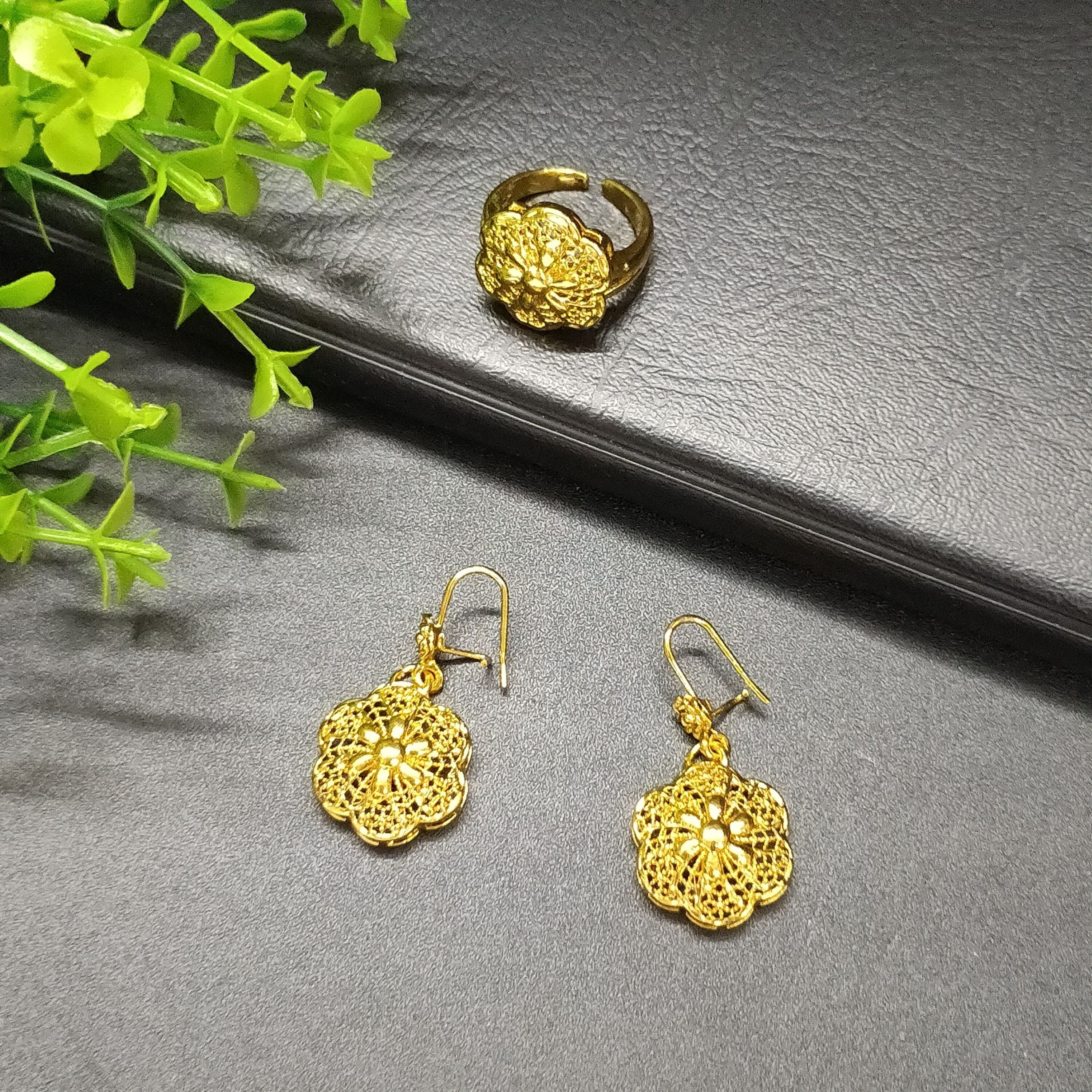 Conjunto de joyería con flor de borla chapada en oro de 24k: collar, pendientes, pulsera y anillo para mujer