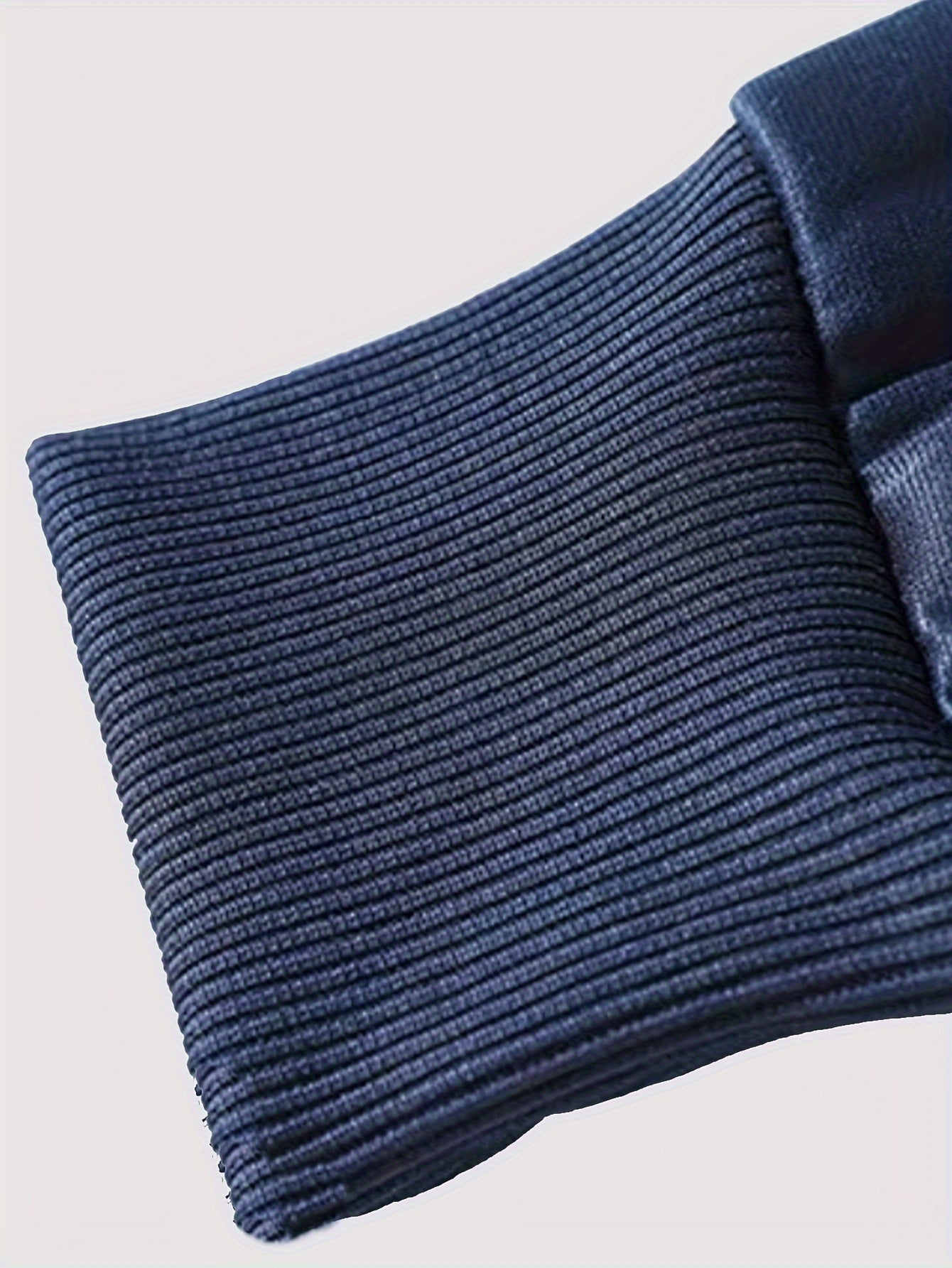 Erkaklar uchun bosma tasodifiy to'plam, bahor/kovak uchun turli xil ko'ylak va zip-up jakketi bilan polyester sviter va joggerlarni o'z ichiga oladi.