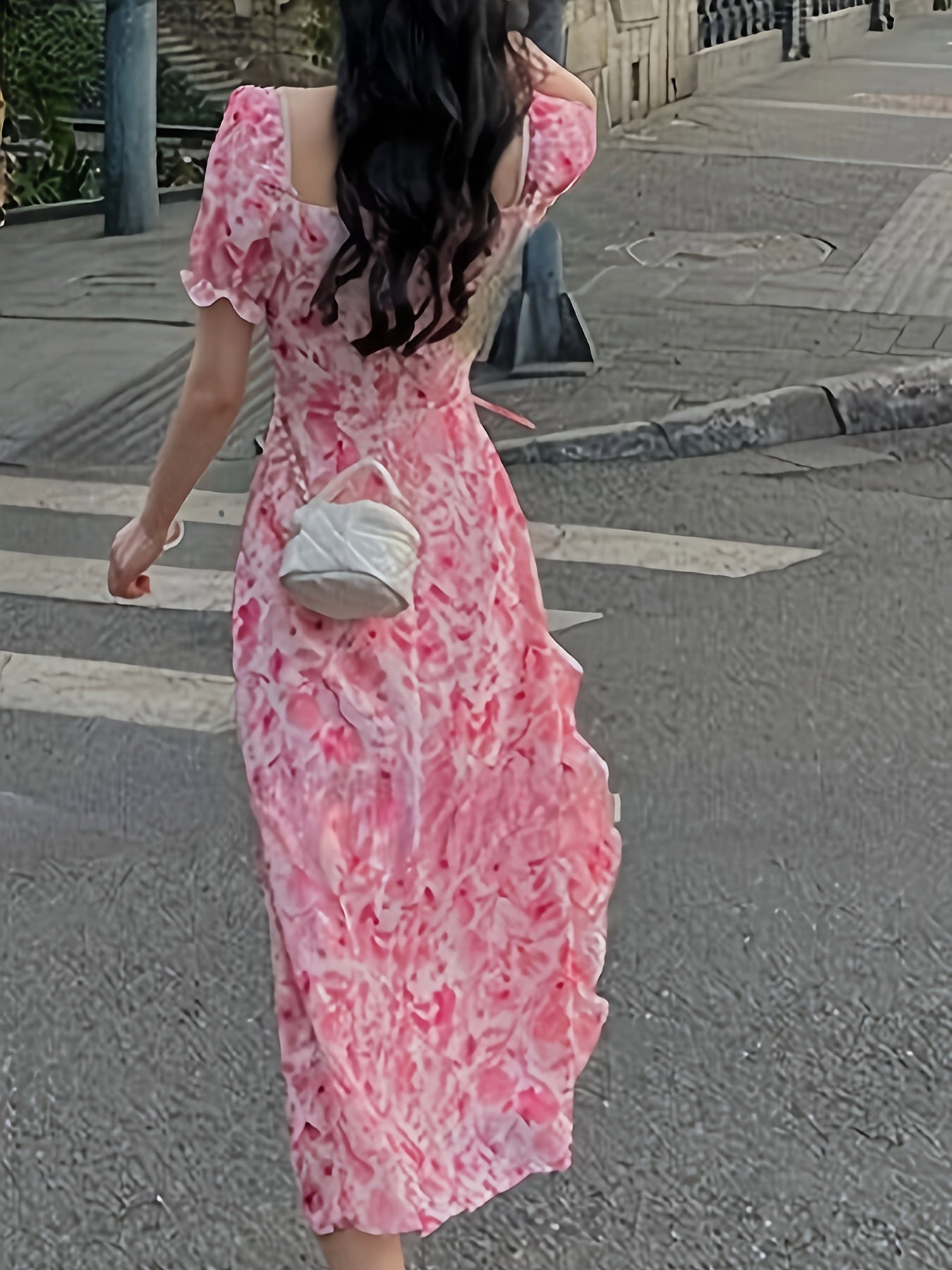 Zarif 1 dona gullar printi bilan bezatilgan ko'ylak, qirralari qiyshiq, cho'ntakli bo'yi va to'qilgan mato aralashmasi, Bahor/Yoz uchun mukammal.