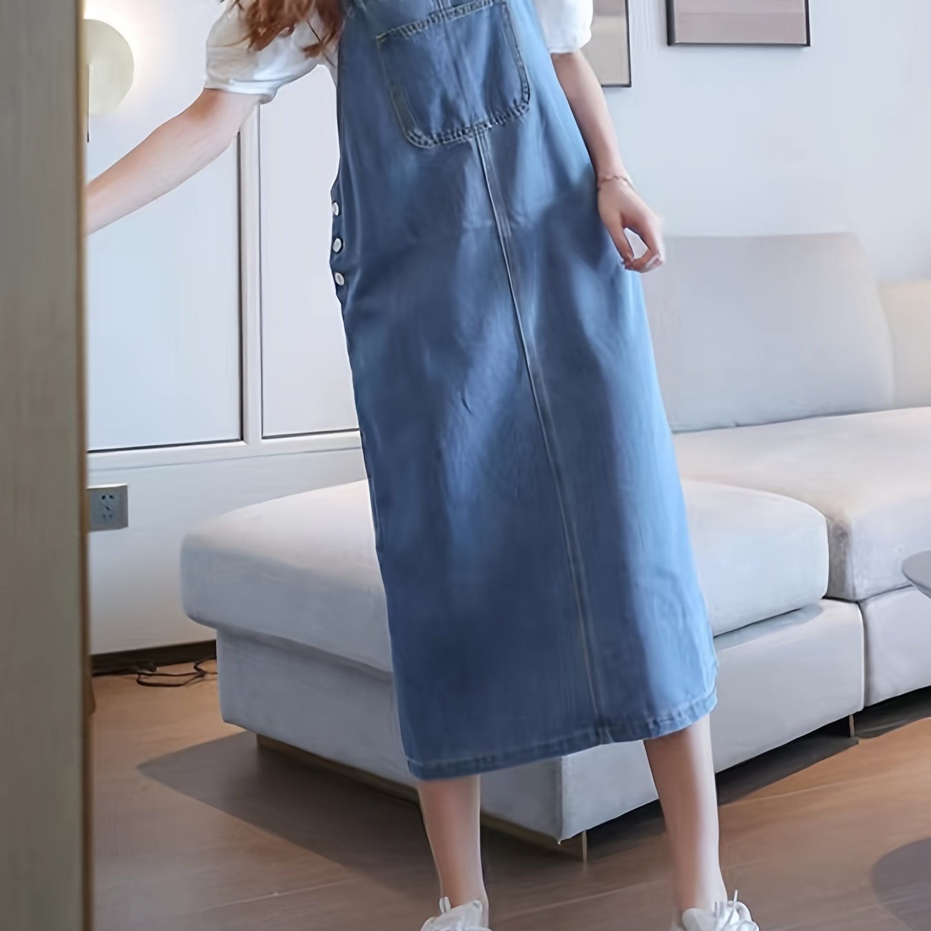 Ayollar uchun old tomonida cho'ntaklari bo'lgan keng kesimli denim overall ko'ylagi.