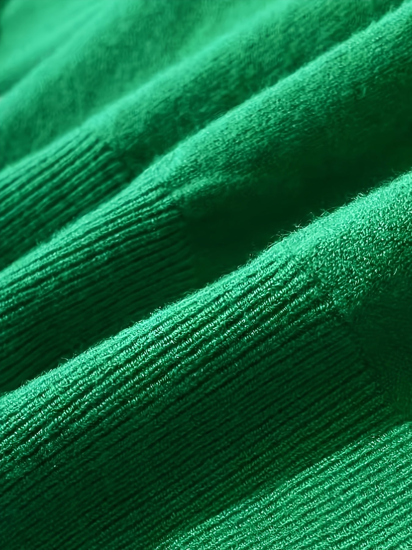 Ochiq ko'krakli sviter to'plami, maqsadli uslubda, 3 ta qismdan iborat.