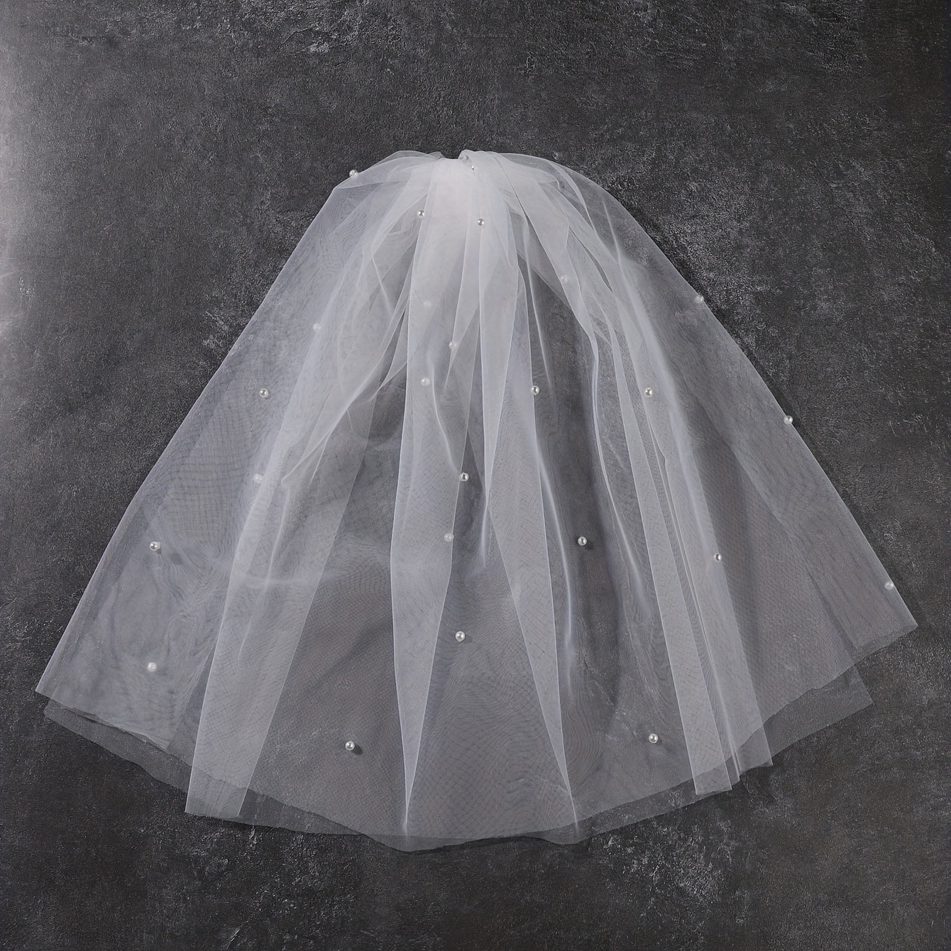 Oq tarmoq to'y bosh qopqog'i, taroq bilan, ikki qavatli, sun'iy marjon detallari bilan