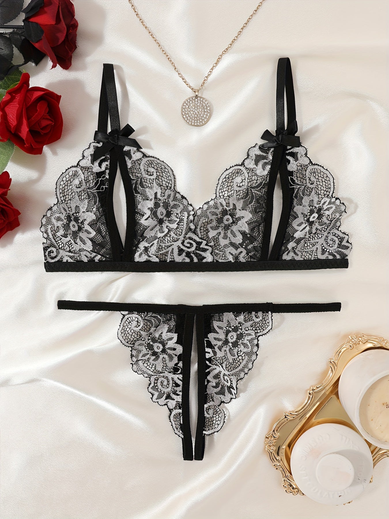 Conjunto de lencería de encaje floral con bralette sin copa y tanga sin entrepierna