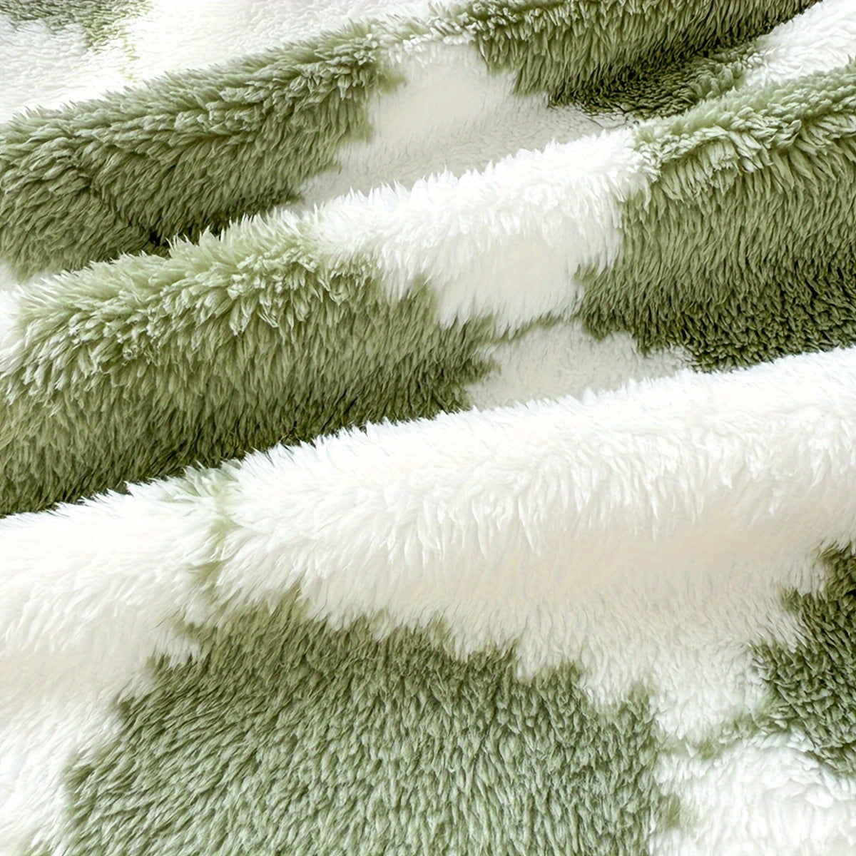 Cozy Checkered Fleece Blanket for All Seasons Multi-Purpose Machine Washable