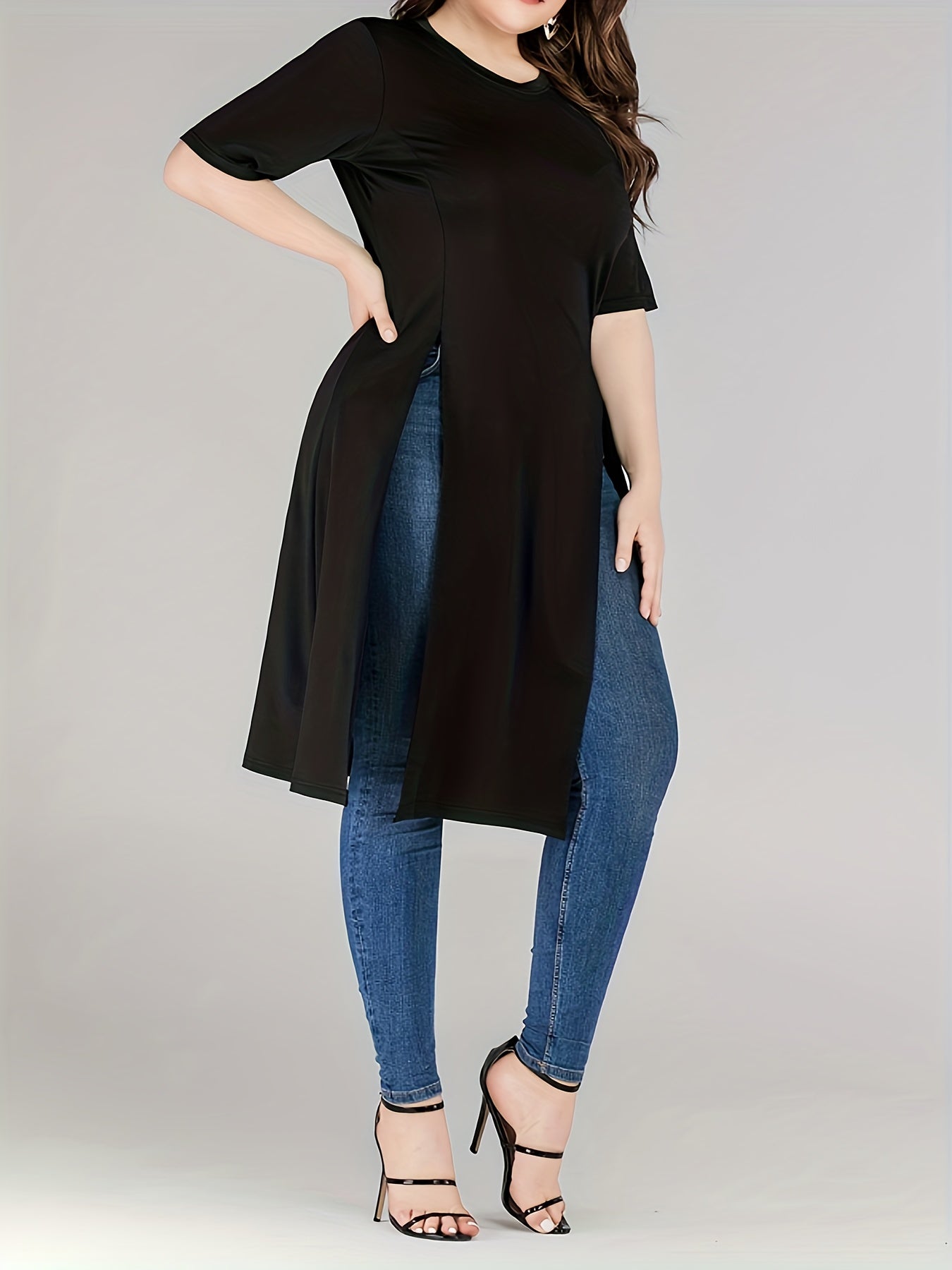 Ayollar uchun keng hajmli uzun futbolka, yirtiqlari bilan, qora, qisqa qo‘l, elastik mato