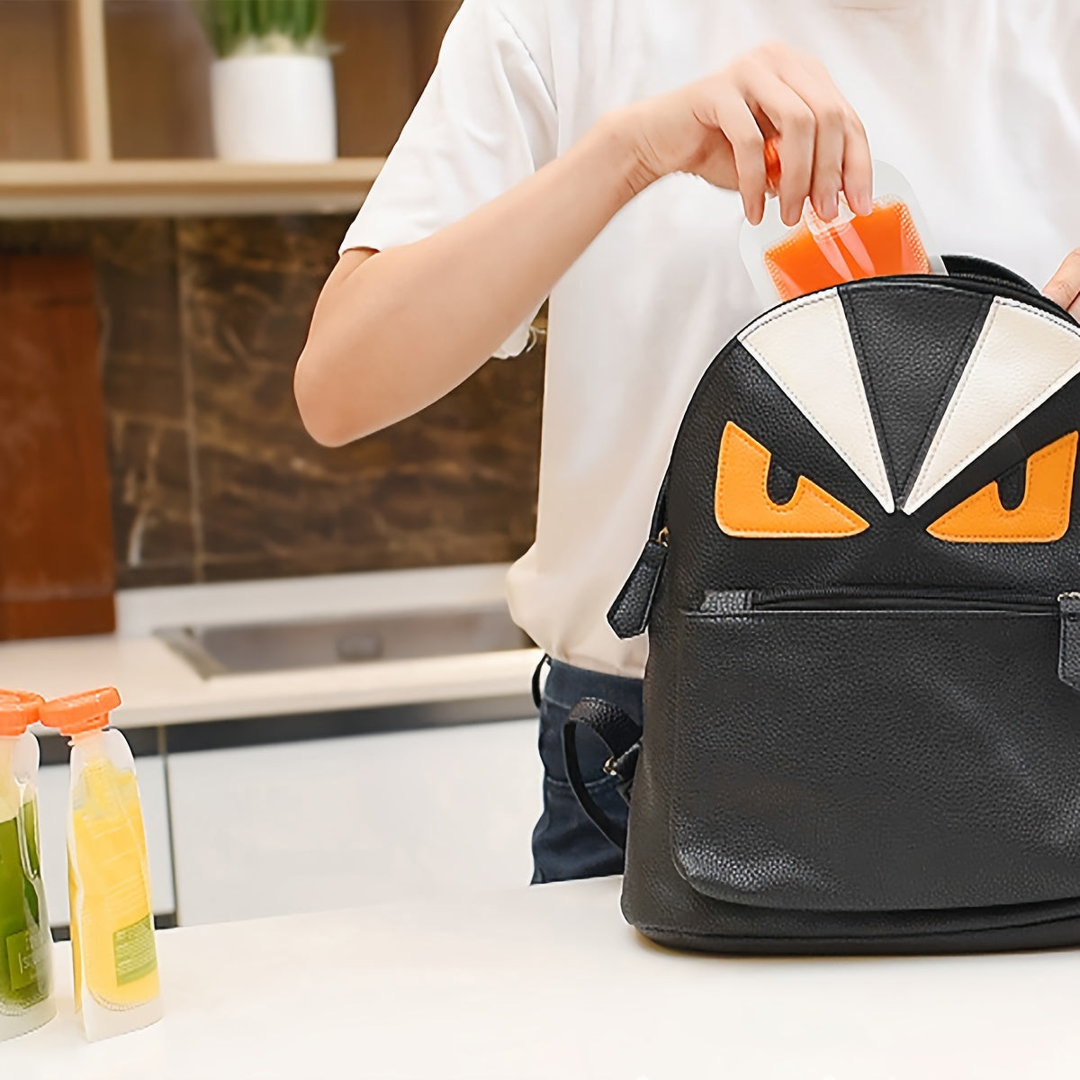 Экструдер для фруктового пюре в домашней кухне: легко готовьте дополнительную пищу вручную с помощью упаковок для хранения.