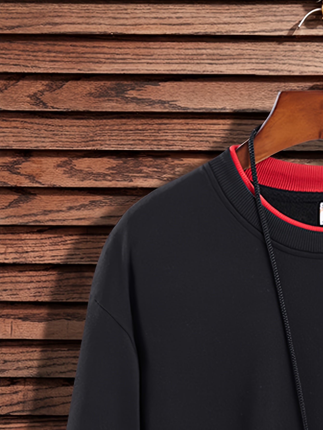 Erkaklar uchun soxta ikki qismli sviter, chiziqli naqsh, appliqué detali va yumshoq bo'yin. 100% polyester to'qima matodan tayyorlangan, biroz cho'ziluvchan va odatdagi kesim. Bahor va kuz uchun ideal.