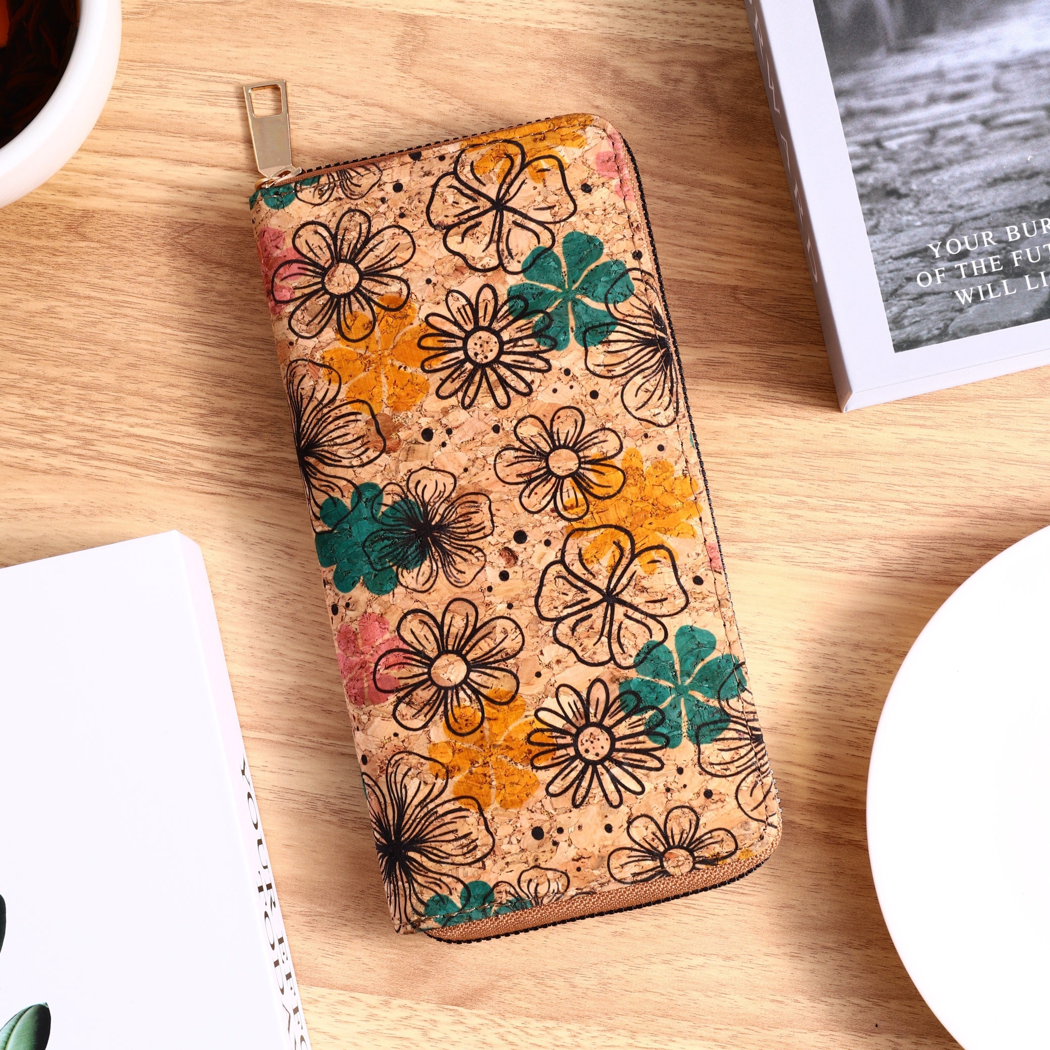 Ayollar uchun vegan teridan yasalgan gullar printi bilan bezatilgan hamyon, clutch tangalar sumkasi va soxta yog'och kredit karta ushlagichi.