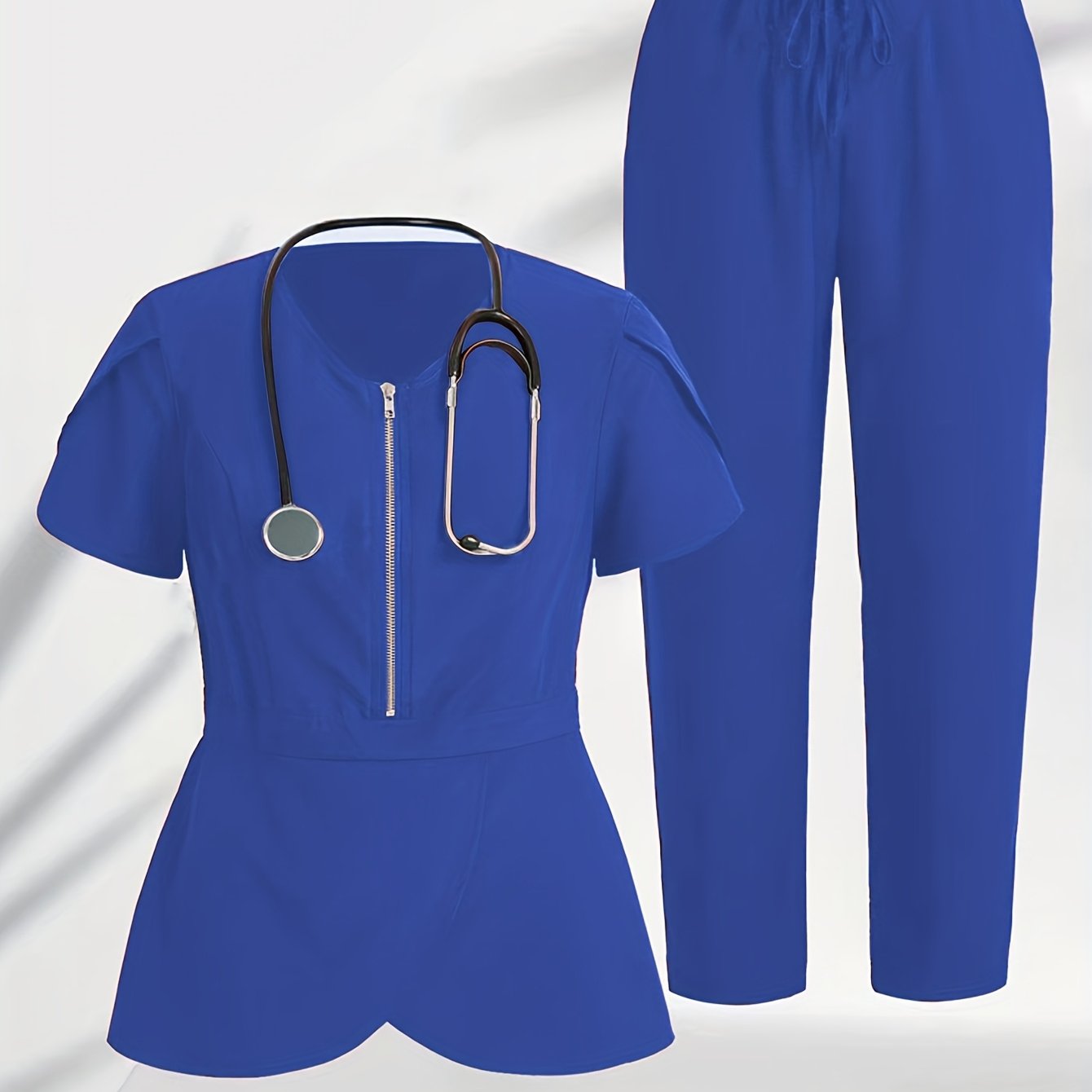 Ayollar uchun rangsiz polyester skrab to'plami, yelkasiz dizayn, qisqa petal yenglar, ozgina cho'ziladigan mato va zipper tafsiloti bilan. Barcha mavsumlar uchun tibbiy hamshiralik formalariga mukammal.